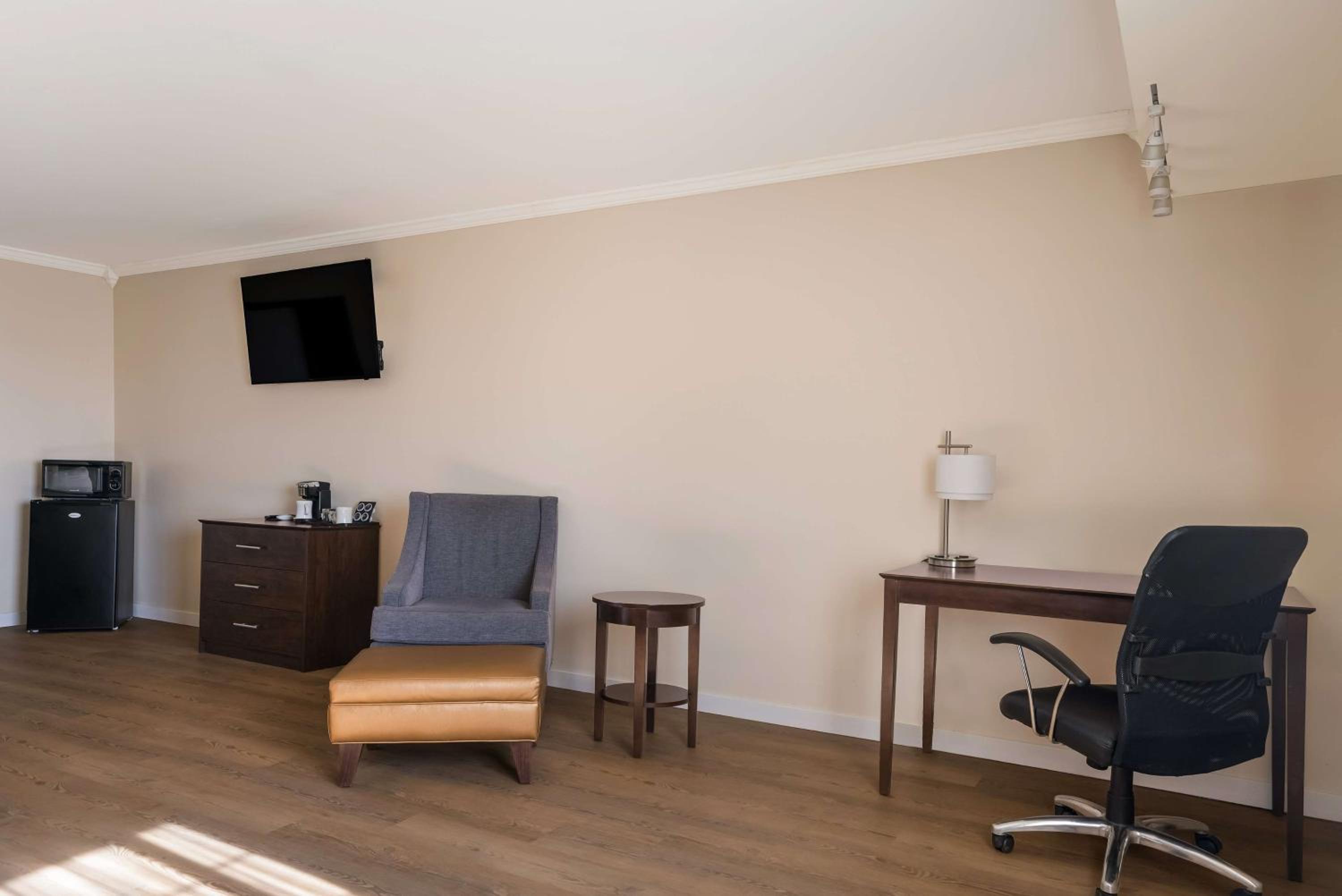 Deluxe King Room - Non Smoking - Photo 3