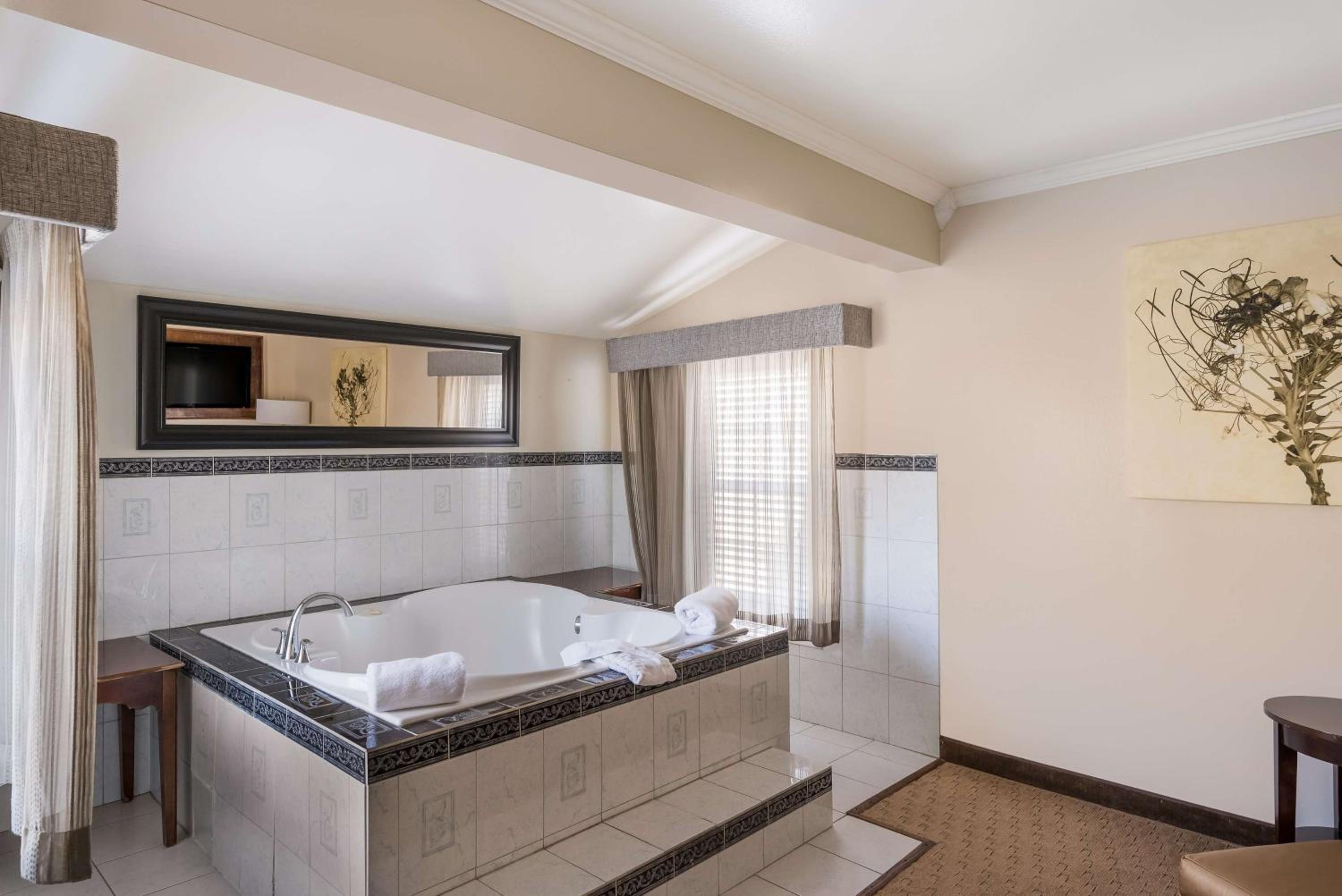 King Suite with Hot Tub - Photo 3