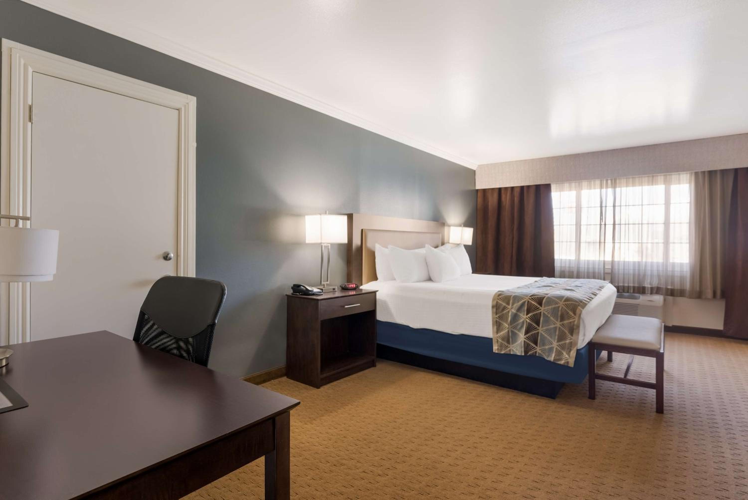 King Suite with Spa Bath - Photo 1