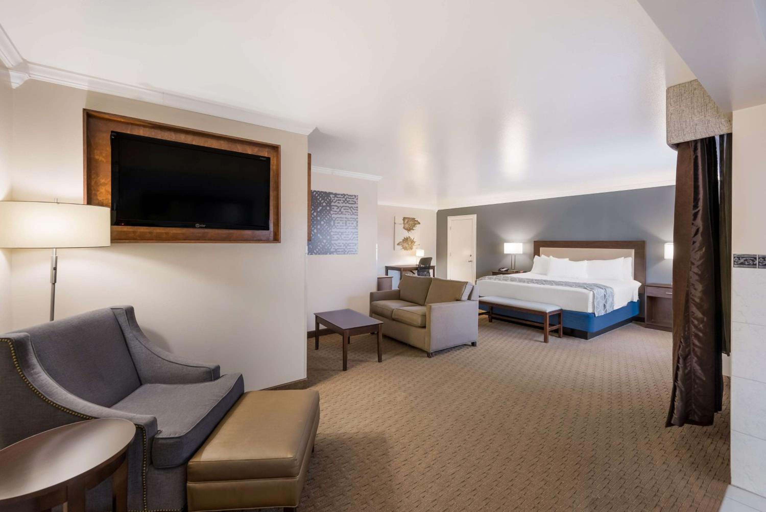 King Suite with Hot Tub - Photo 1