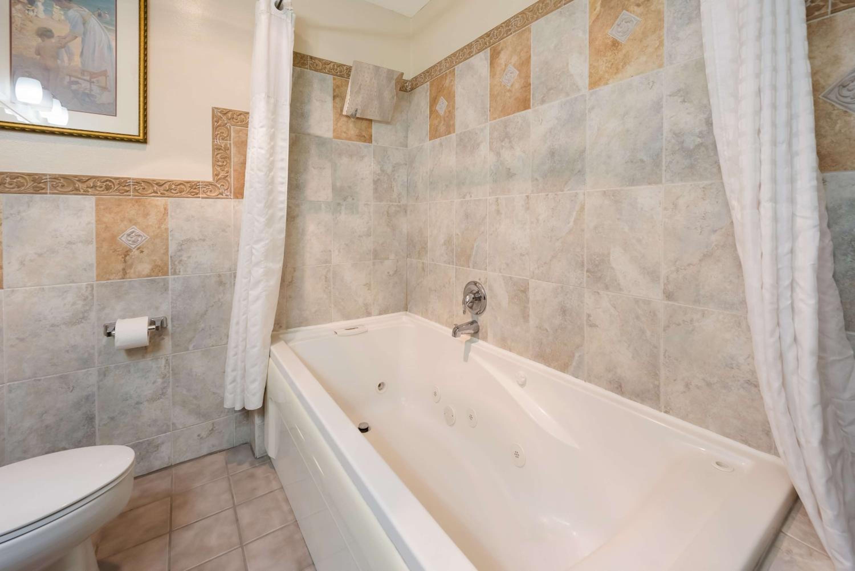 King Suite with Spa Bath - Photo 3