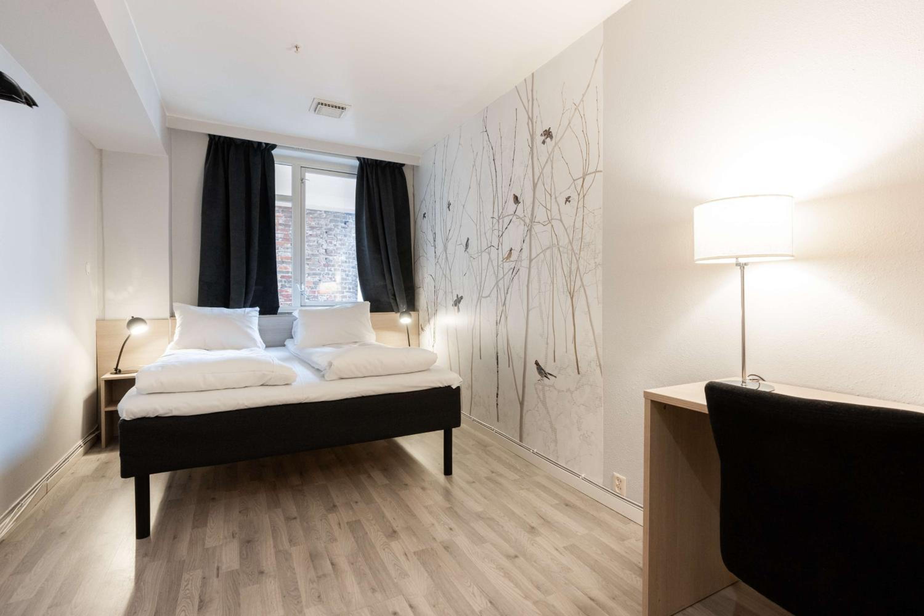 Queen Room photo 1
