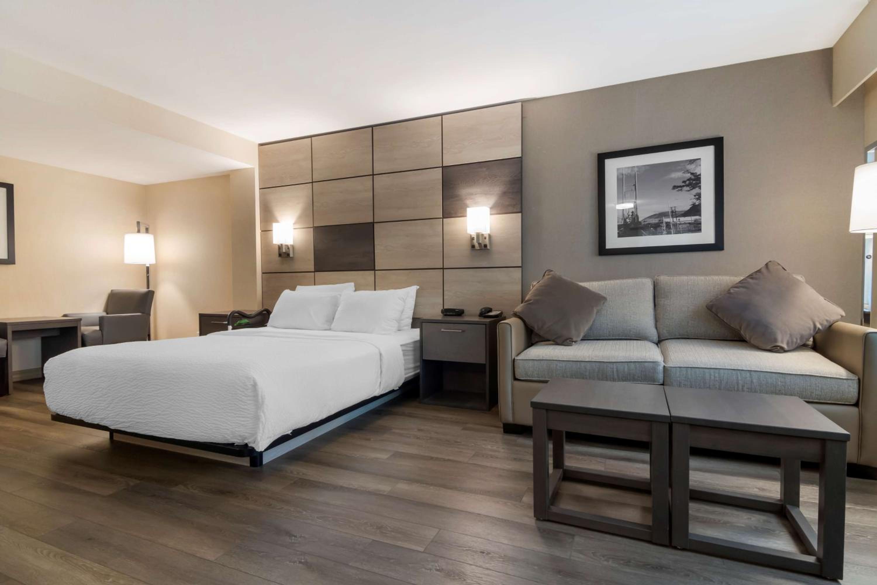 Queen Room with Sofa-Bed and Full Kitchen - Non-Smoking - Photo 1