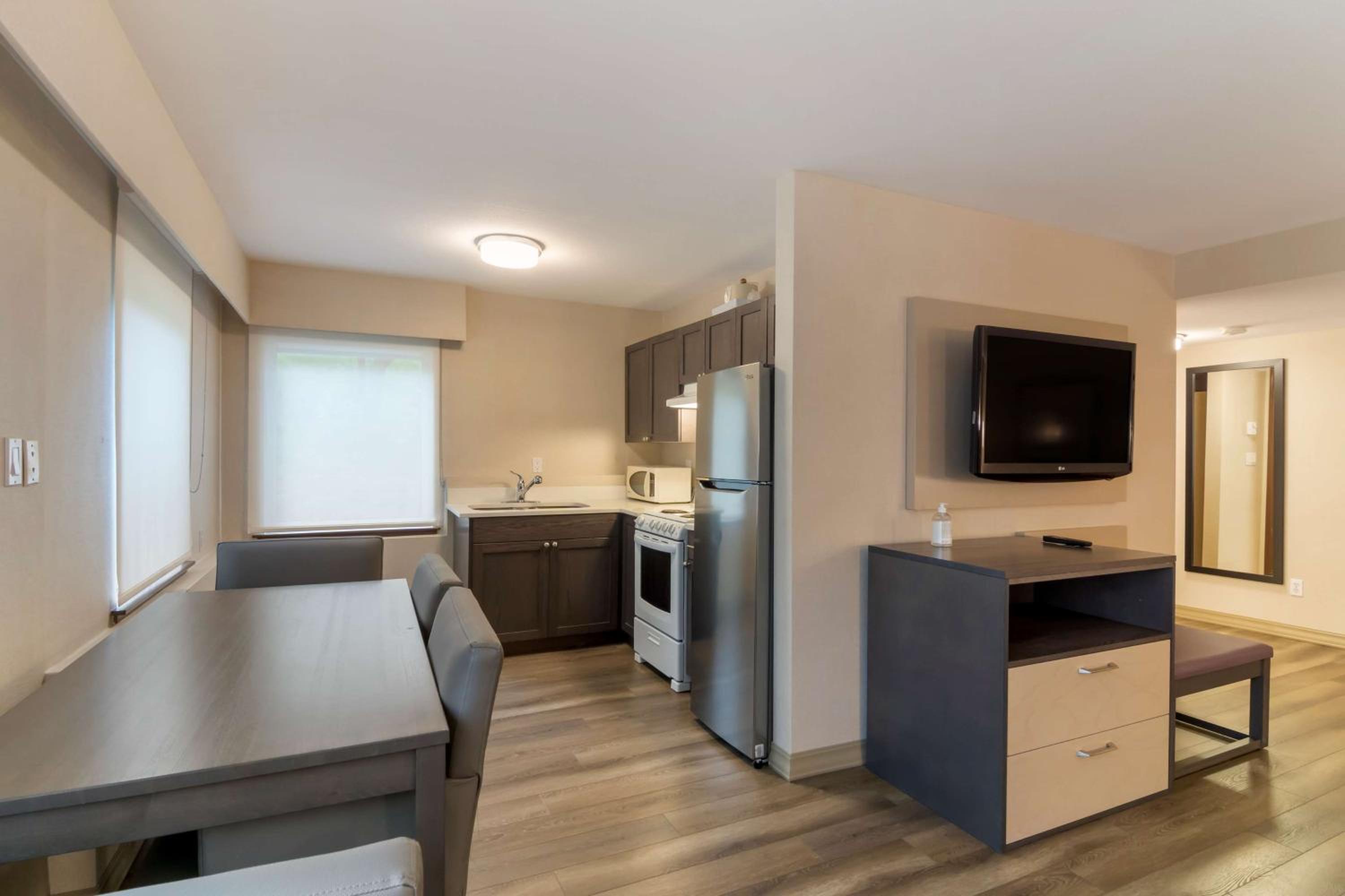 Two-Bedroom Queen Suite with Two Queen Beds with Sofa Bed - Non-Smoking - Photo 3