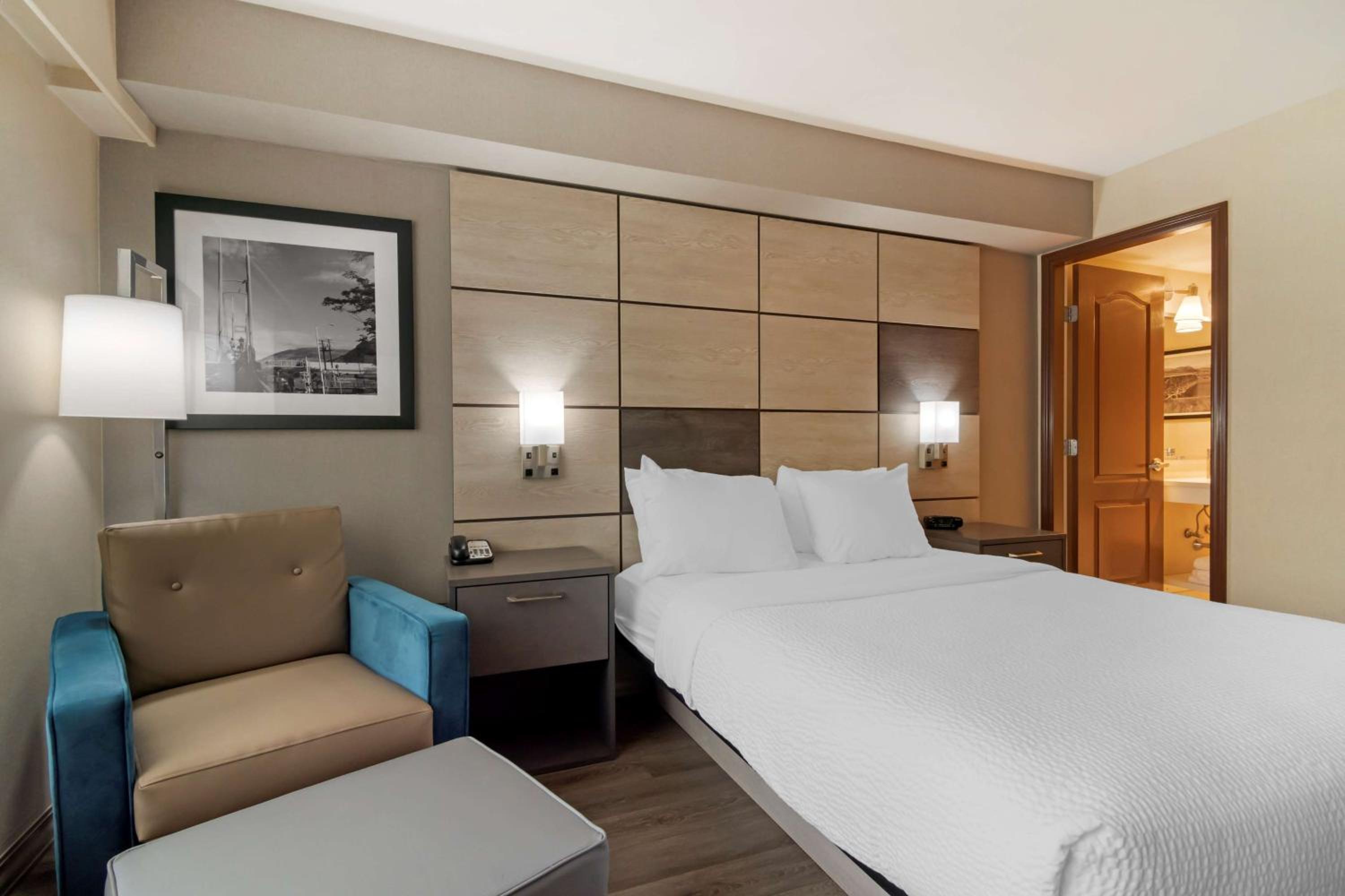 Two-Bedroom Queen Suite with Two Queen Beds with Sofa Bed - Non-Smoking - Photo 2