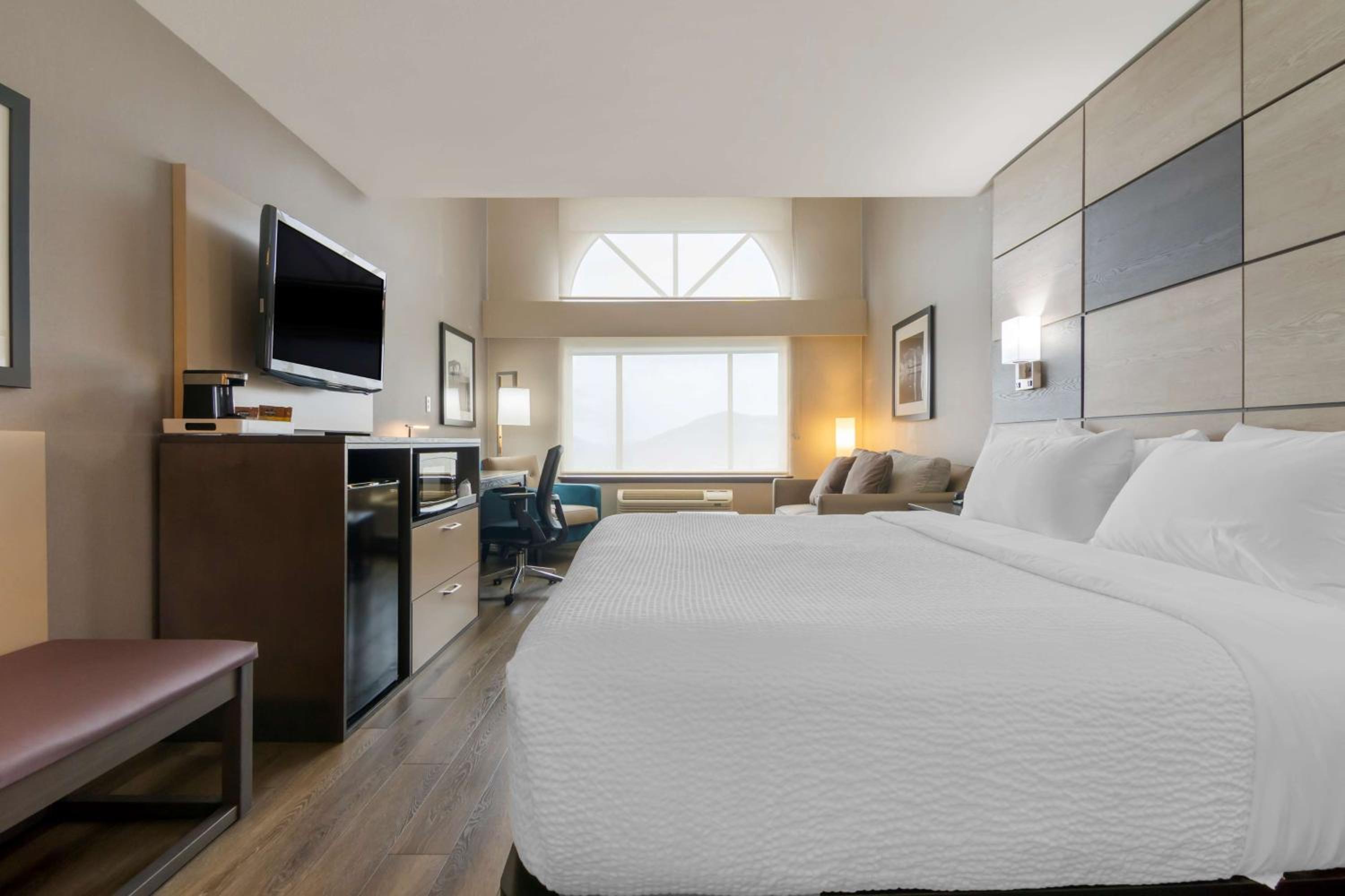 Queen Room with Two Queen Beds - Non-Smoking - Photo 1
