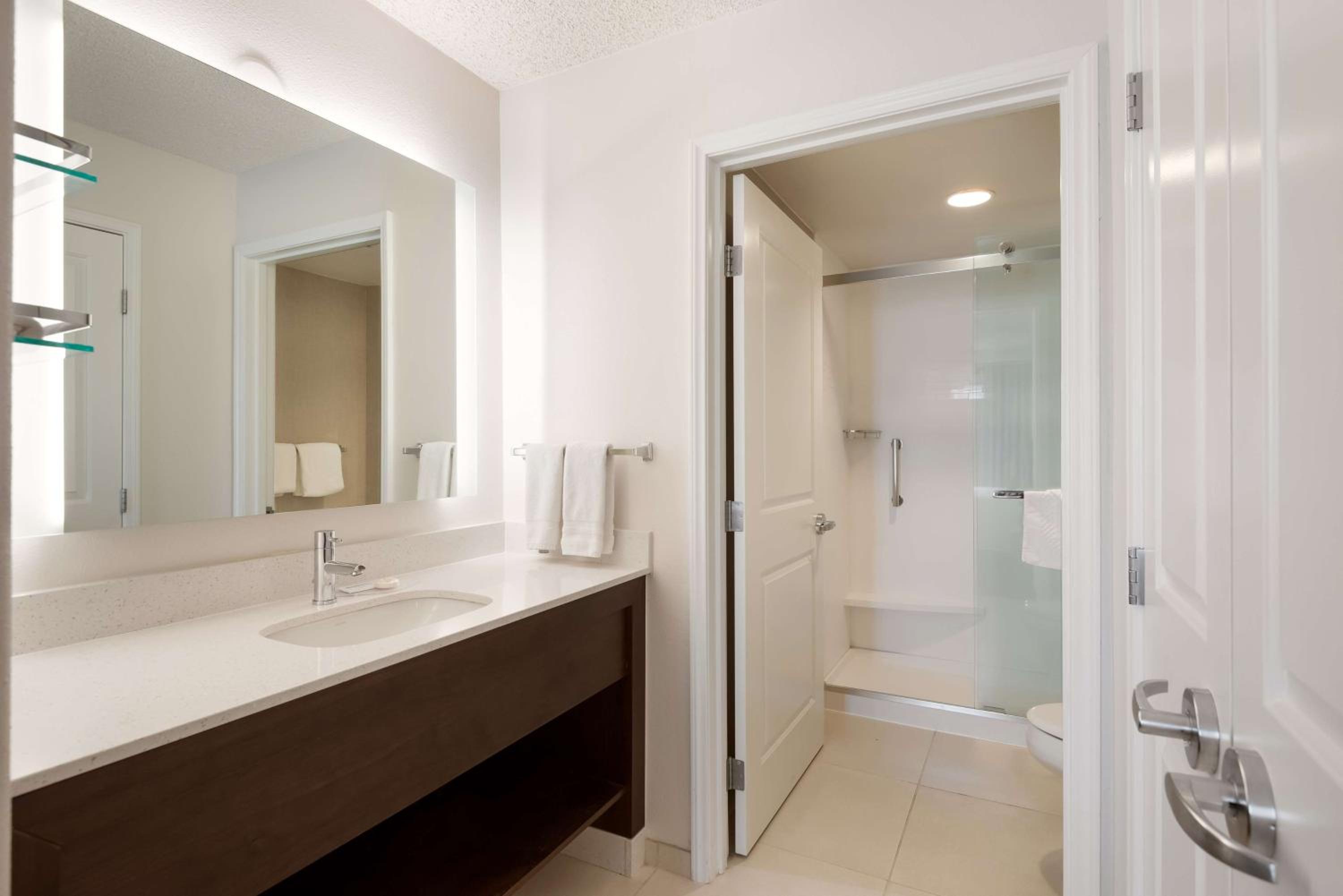 One-Bedroom King Suite - Non-Smoking - Photo 5
