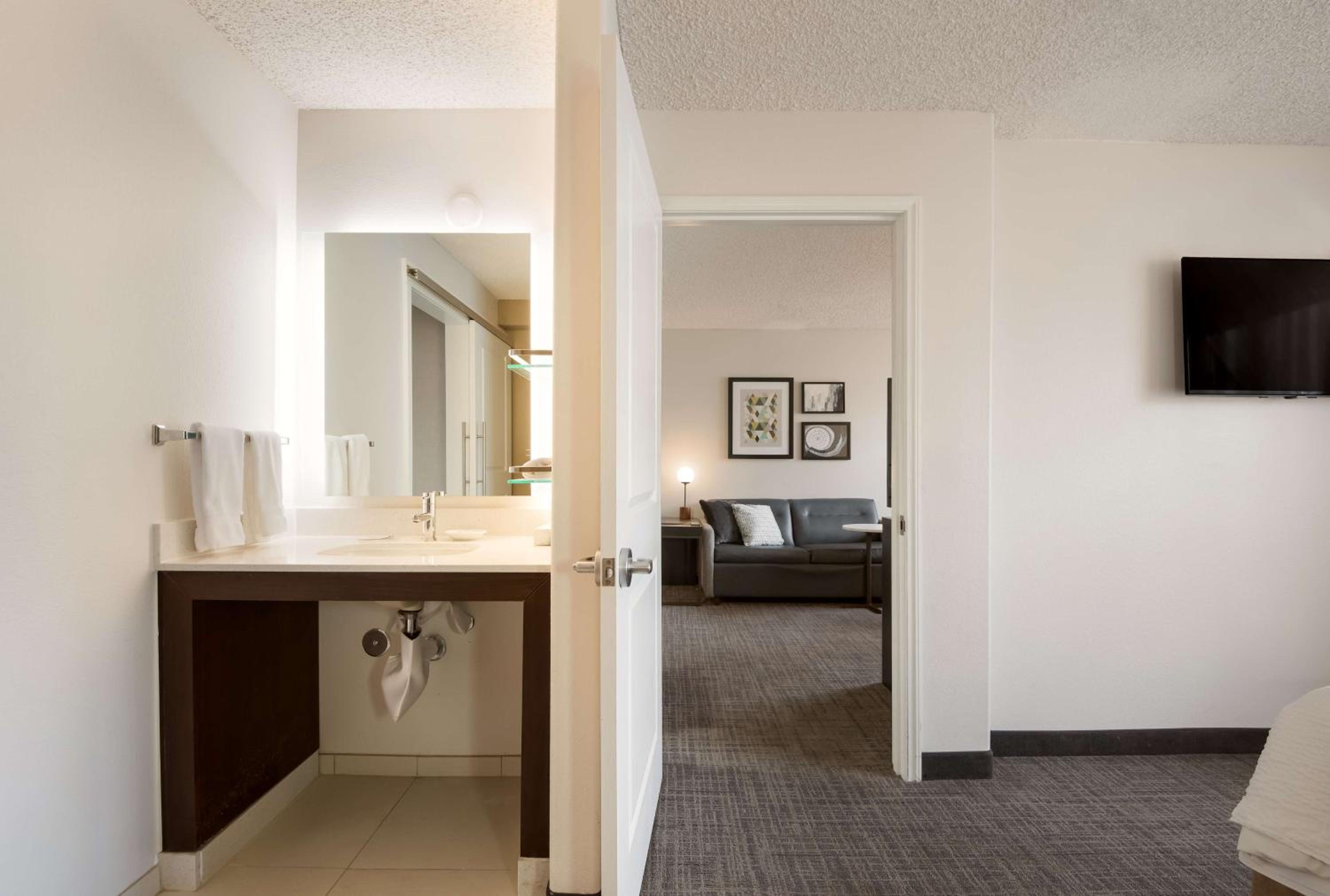 One-Bedroom King Suite - Non-Smoking - Photo 2