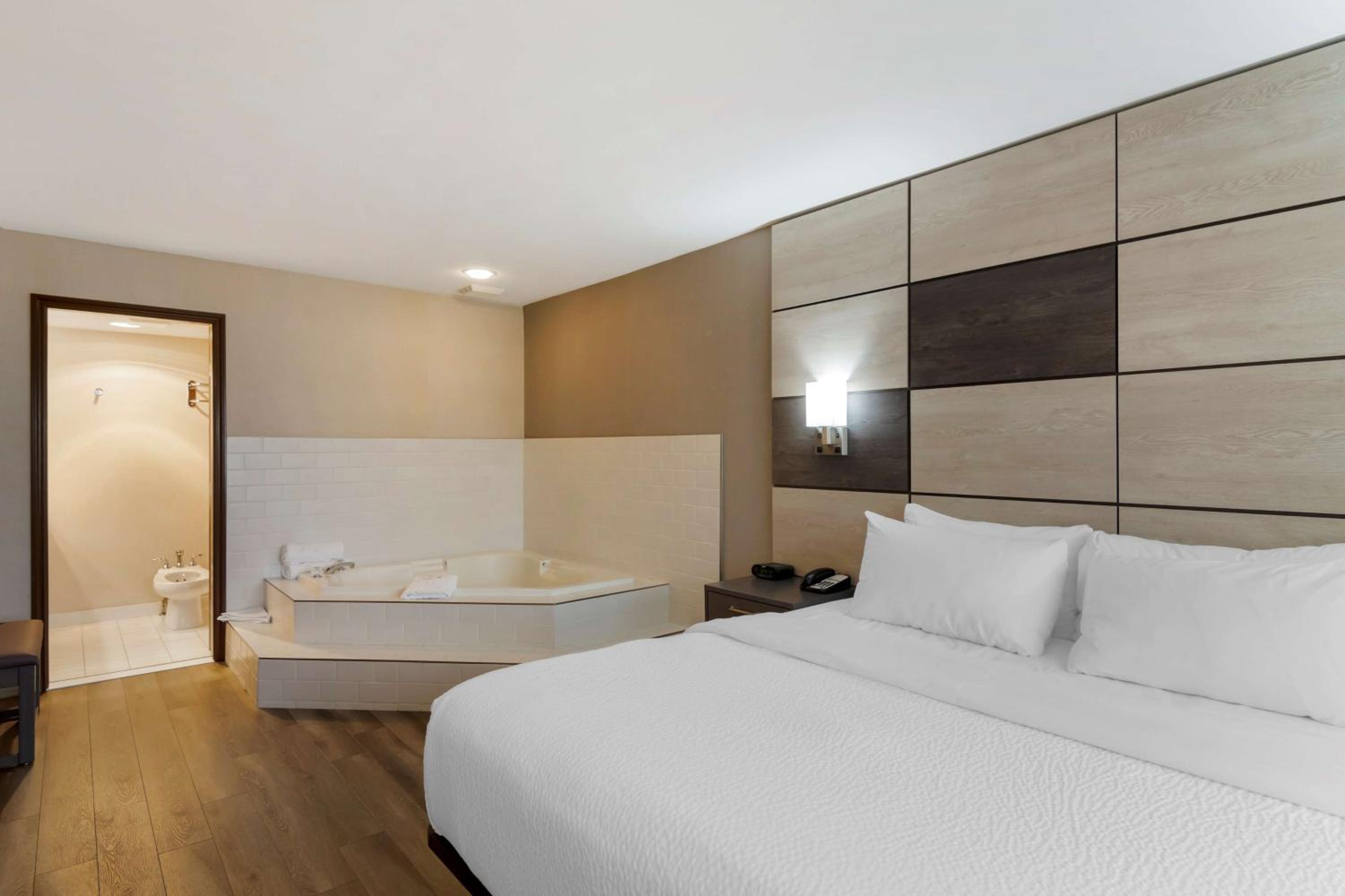King Room with Whirlpool - Non-Smoking - Photo 2
