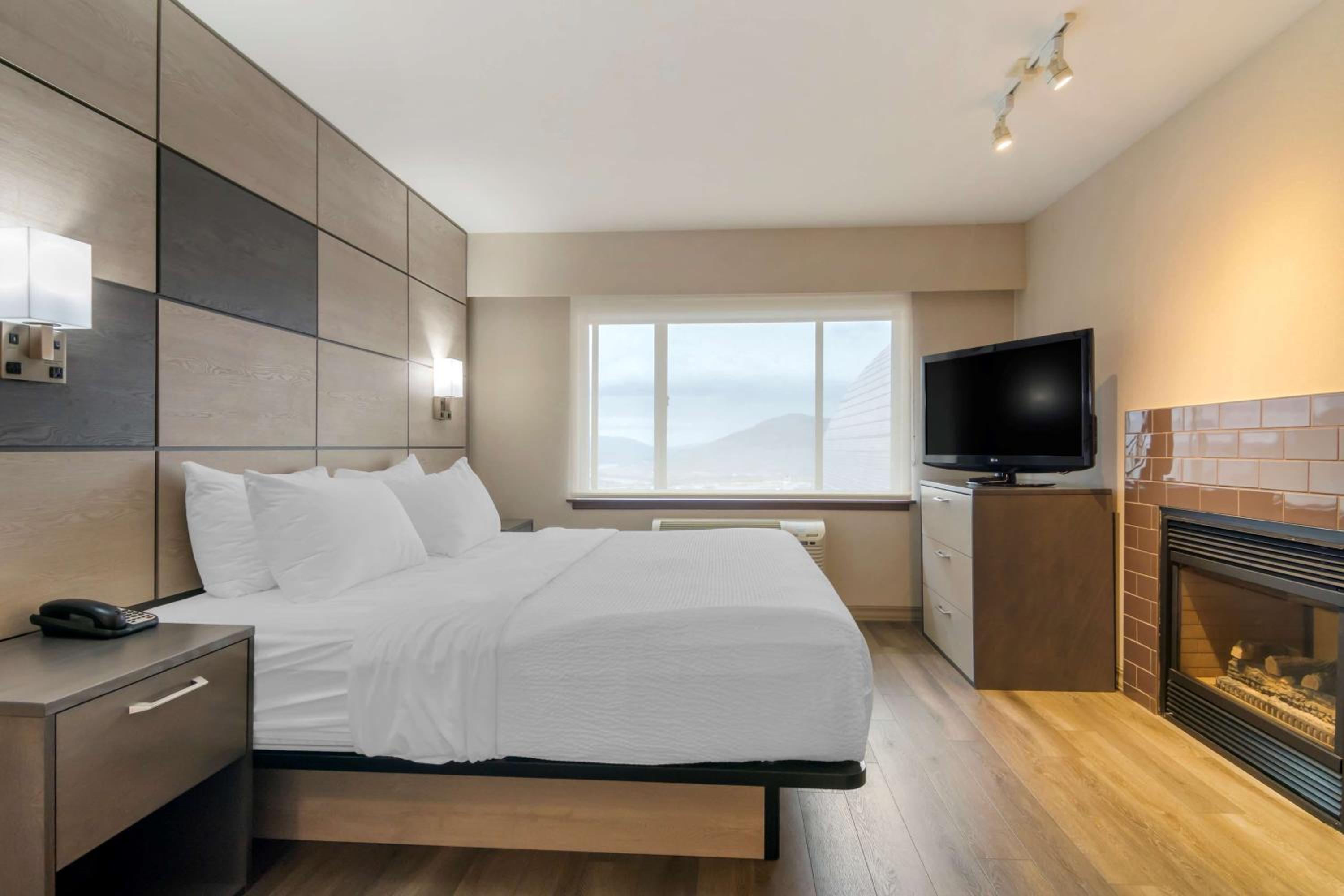 King Suite with Kitchenette and Mountain View - Non-Smoking - Photo 2