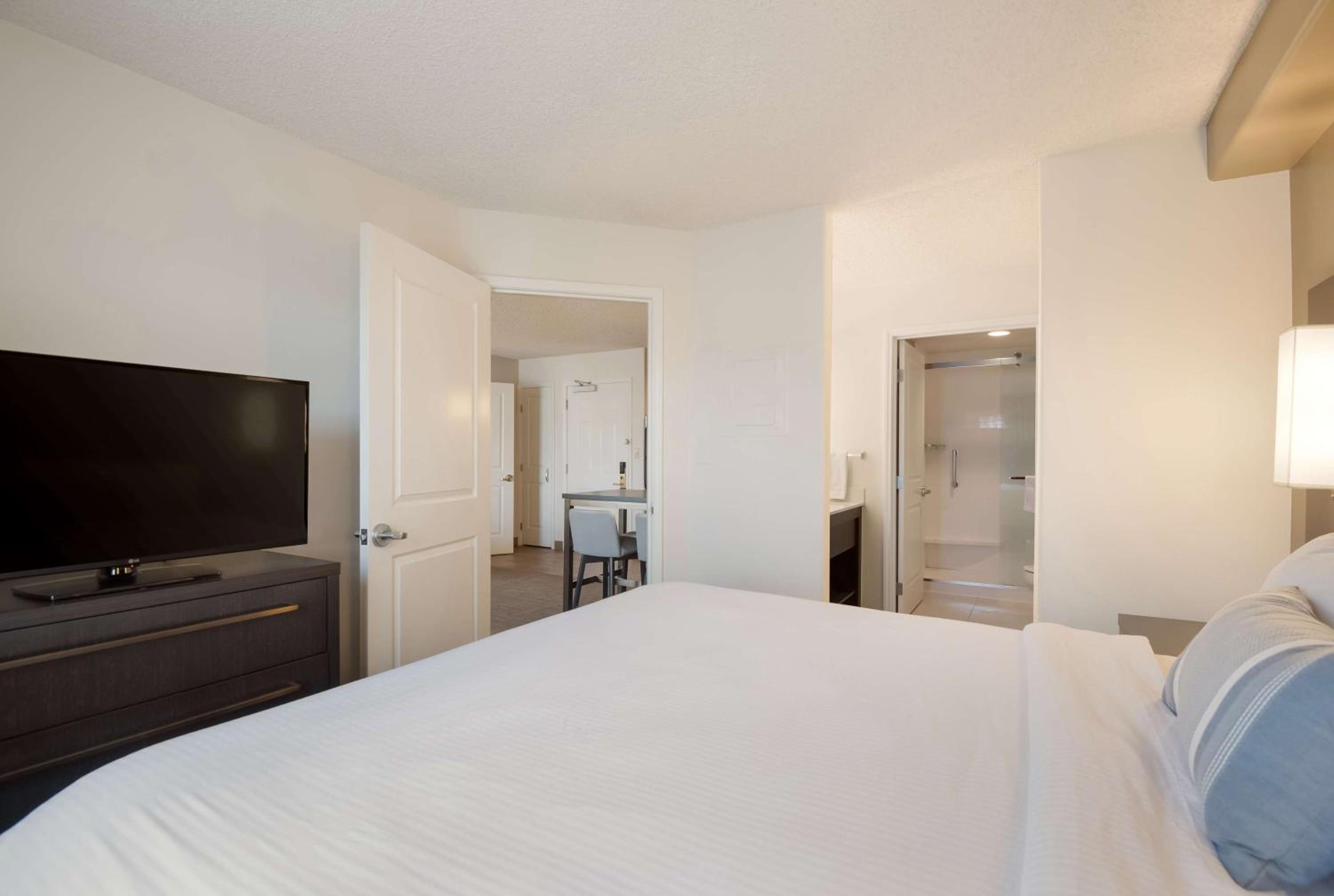 Studio Suite Queen - Mobility / Hearing Accessible with Tub - Photo 2