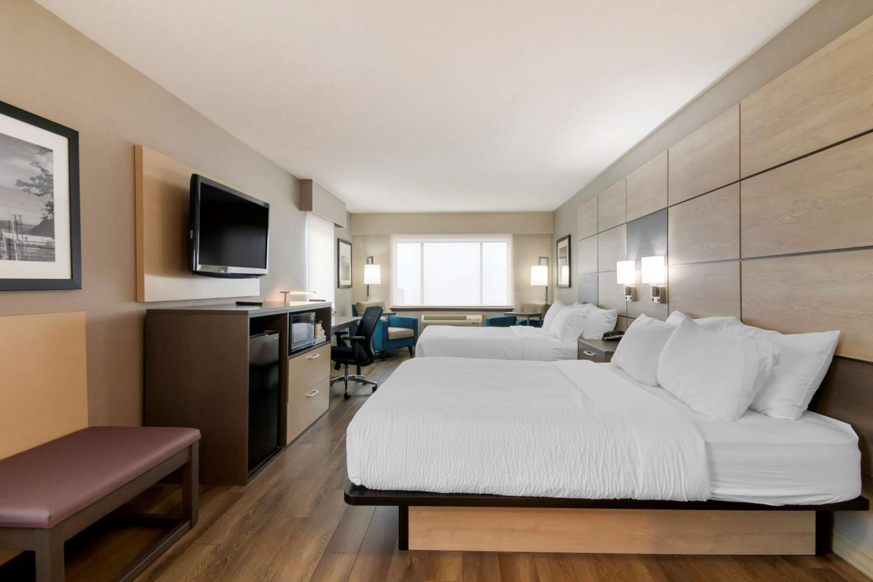 Queen Room with Two Queen Beds - Non-Smoking - Photo 2