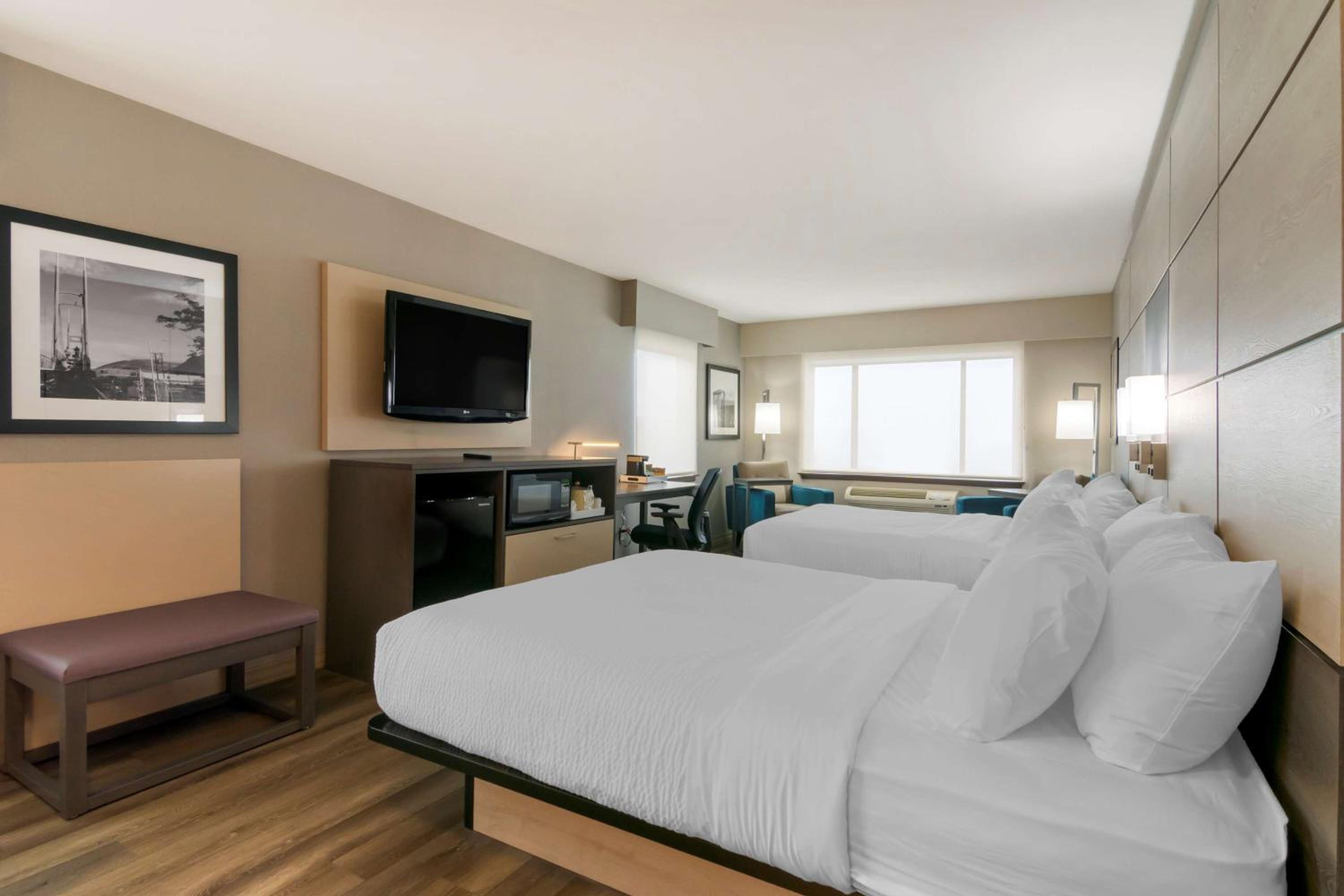 Queen Room with Two Queen Beds - Non-Smoking - Photo 3