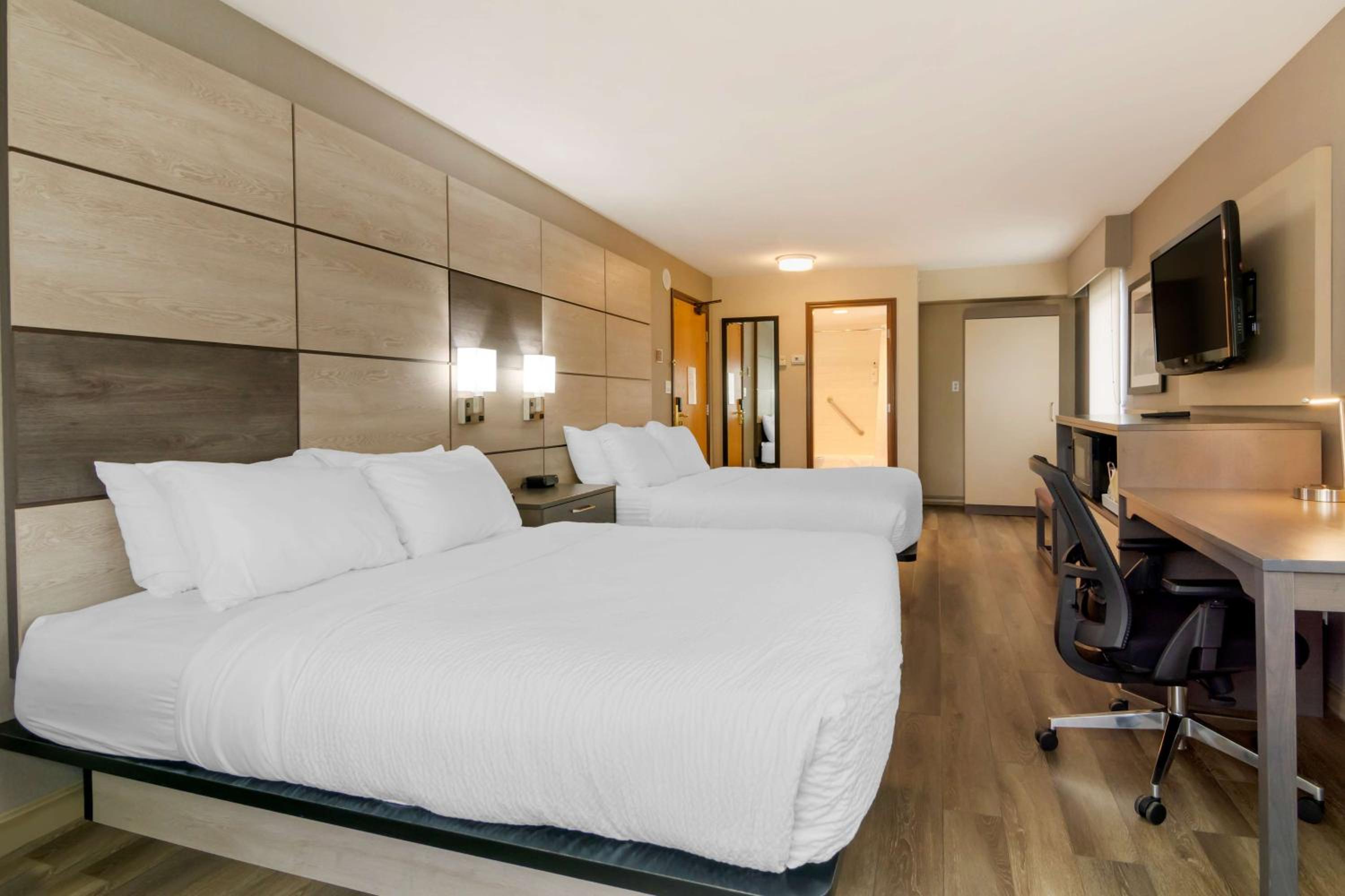 Queen Room with Two Queen Beds and Kitchenette - Non-Smoking - Photo 3
