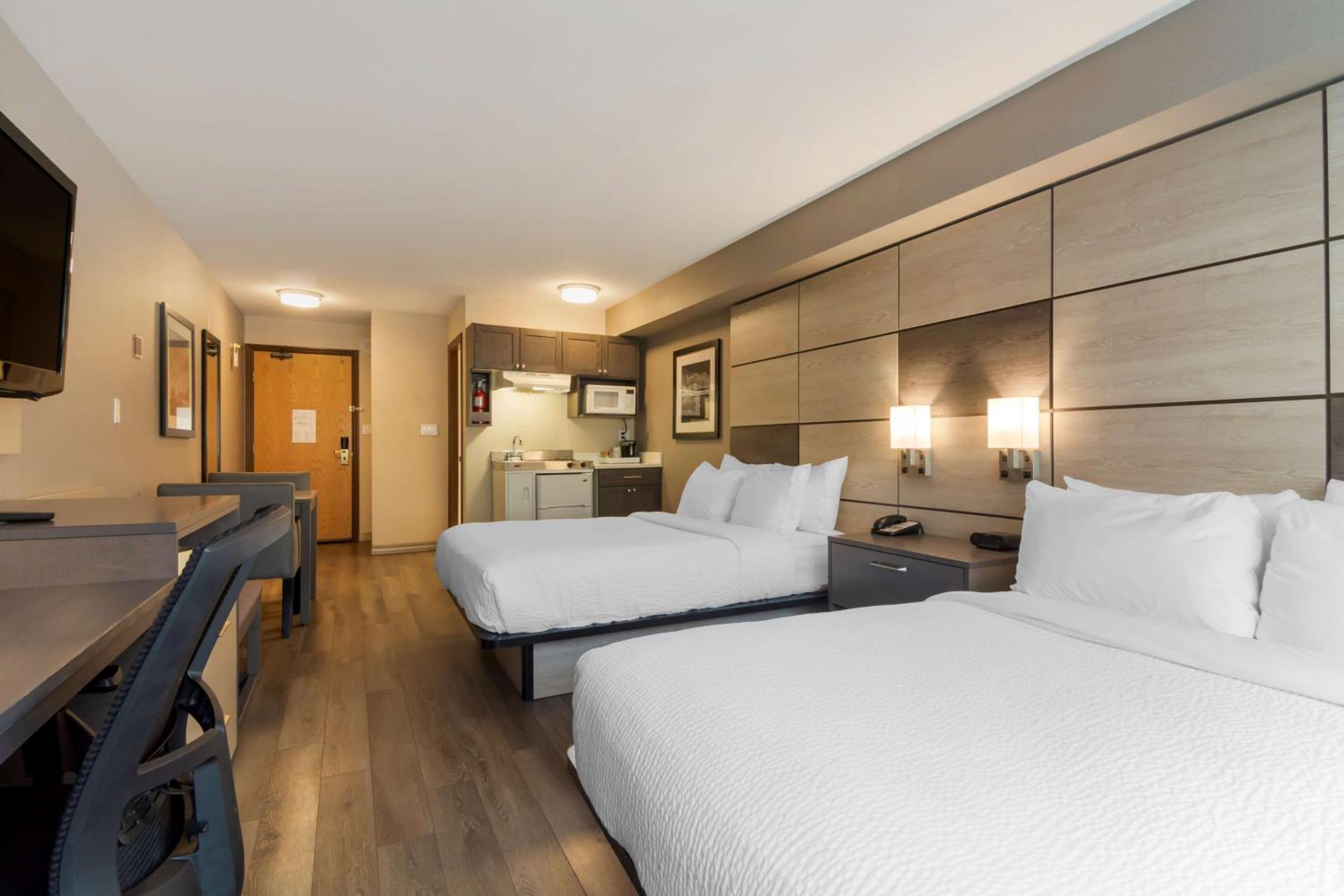Queen Suite with Full Kitchen and Mountain View - Non-Smoking - Photo 1