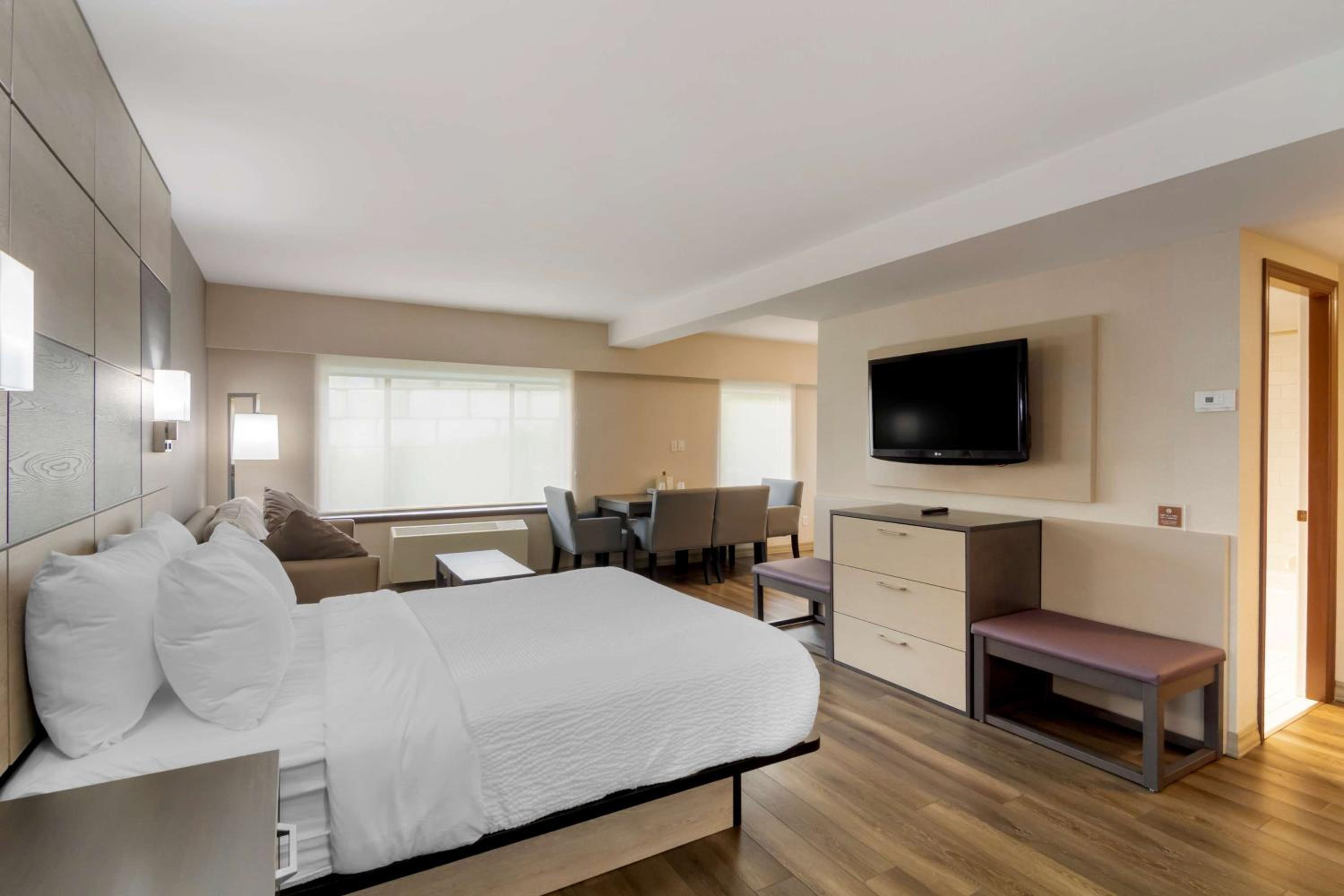 King Room with Sofa-Bed and Mountain View - Non-Smoking - Photo 4