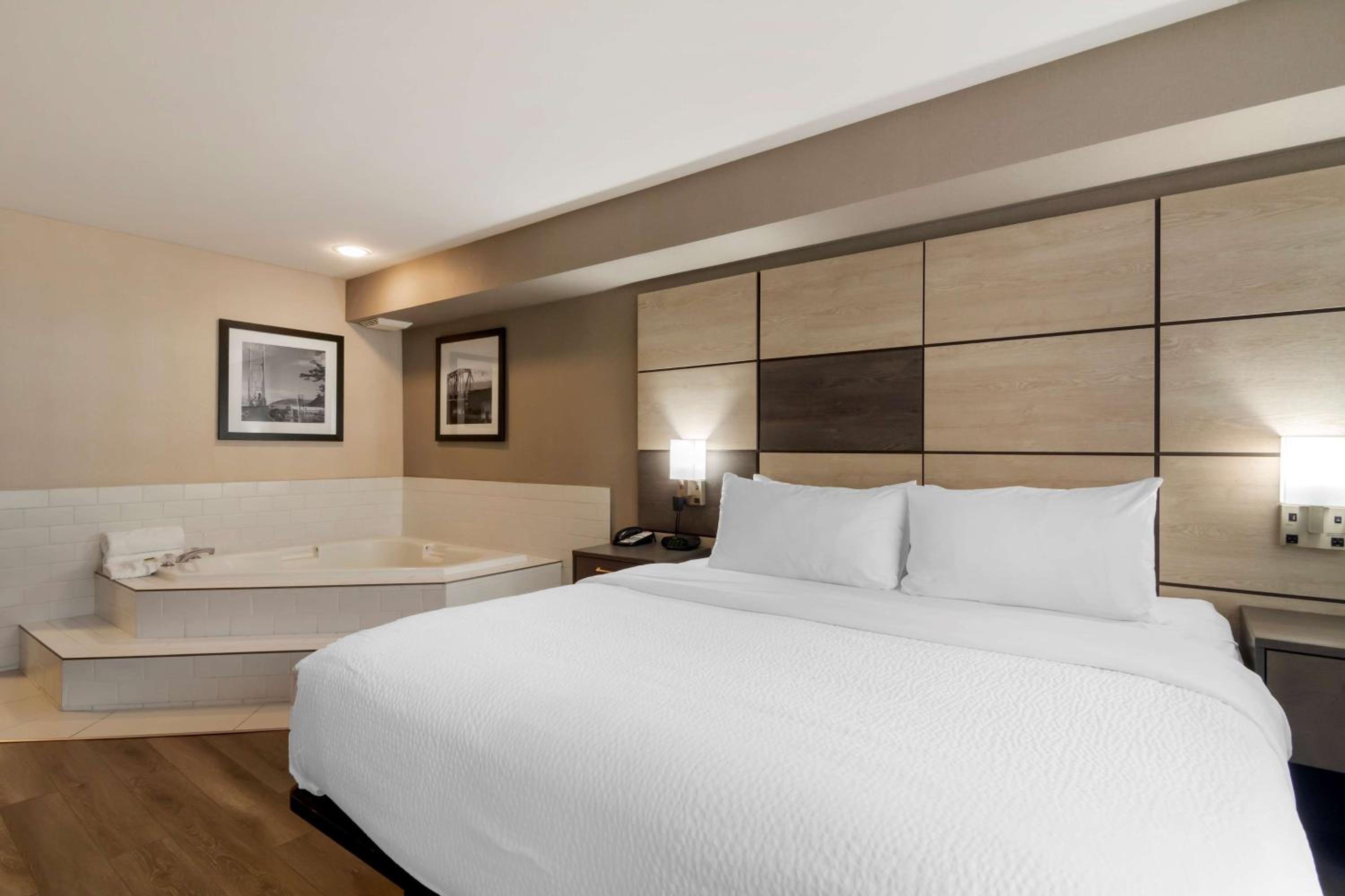 Queen Suite - Photo 1