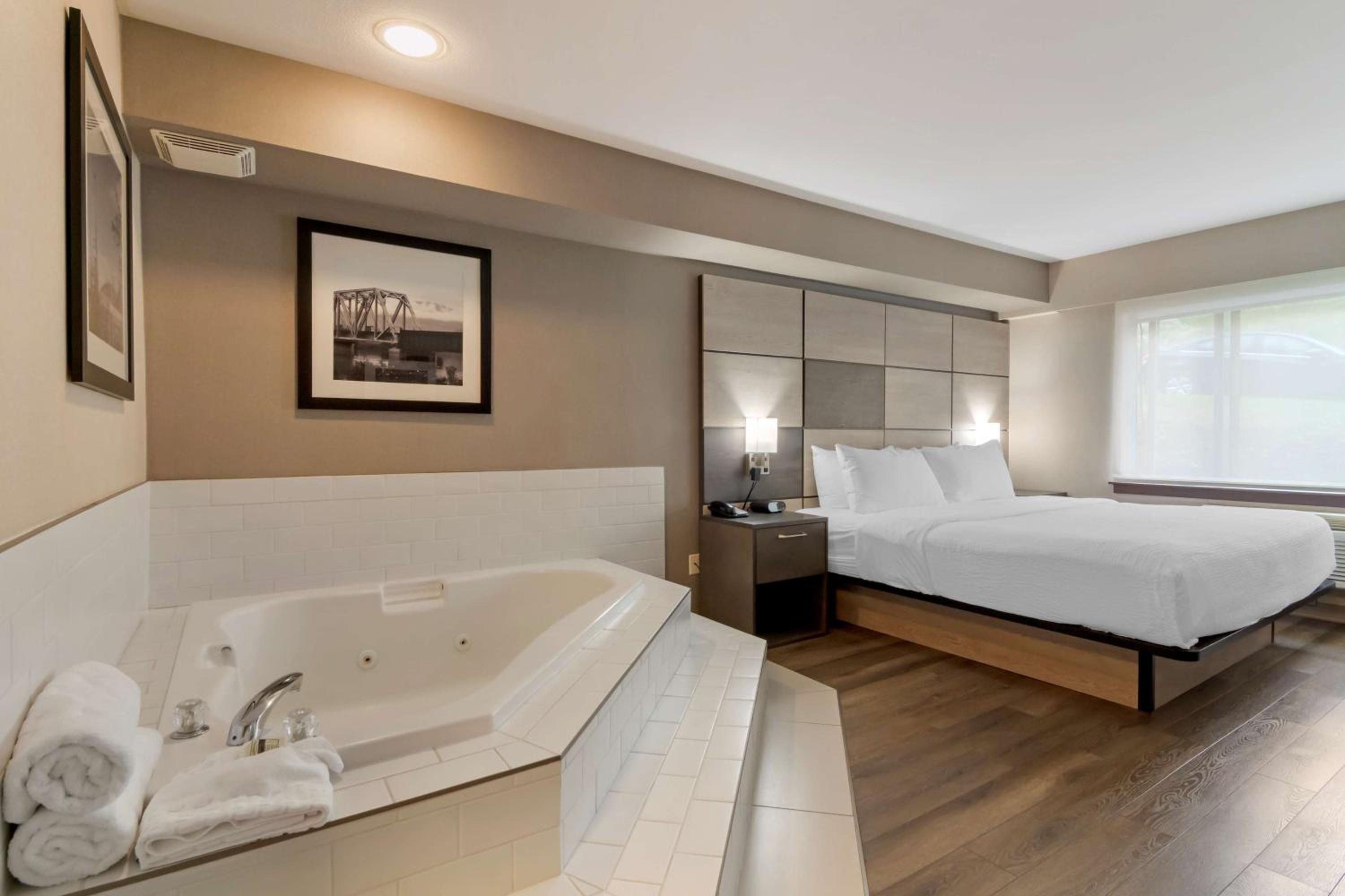 Queen Suite - Photo 2