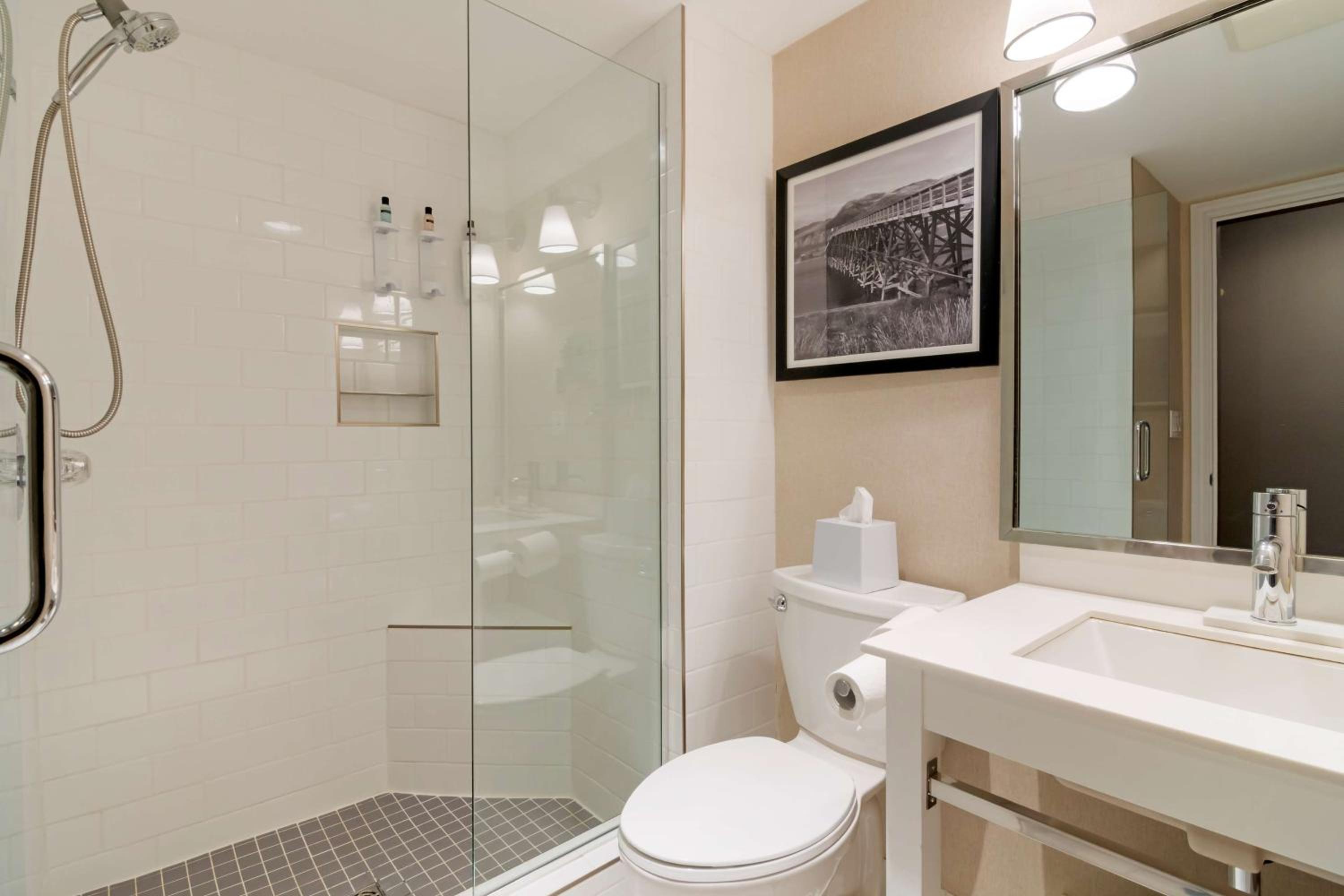 Queen Room with Bath Tub - Disability Access/Non-Smoking  - Photo 4
