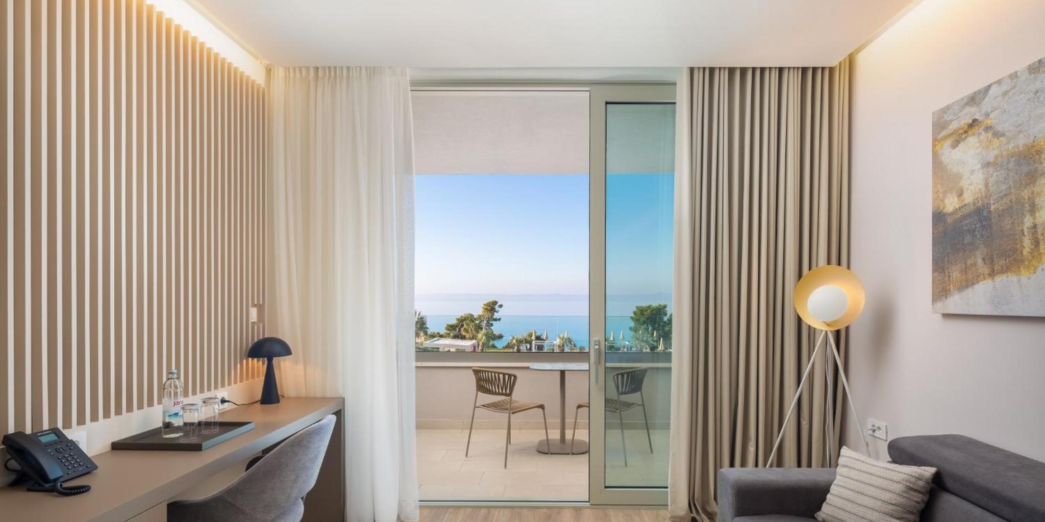 Luxury Room with Sea View and Balcony - Photo 17