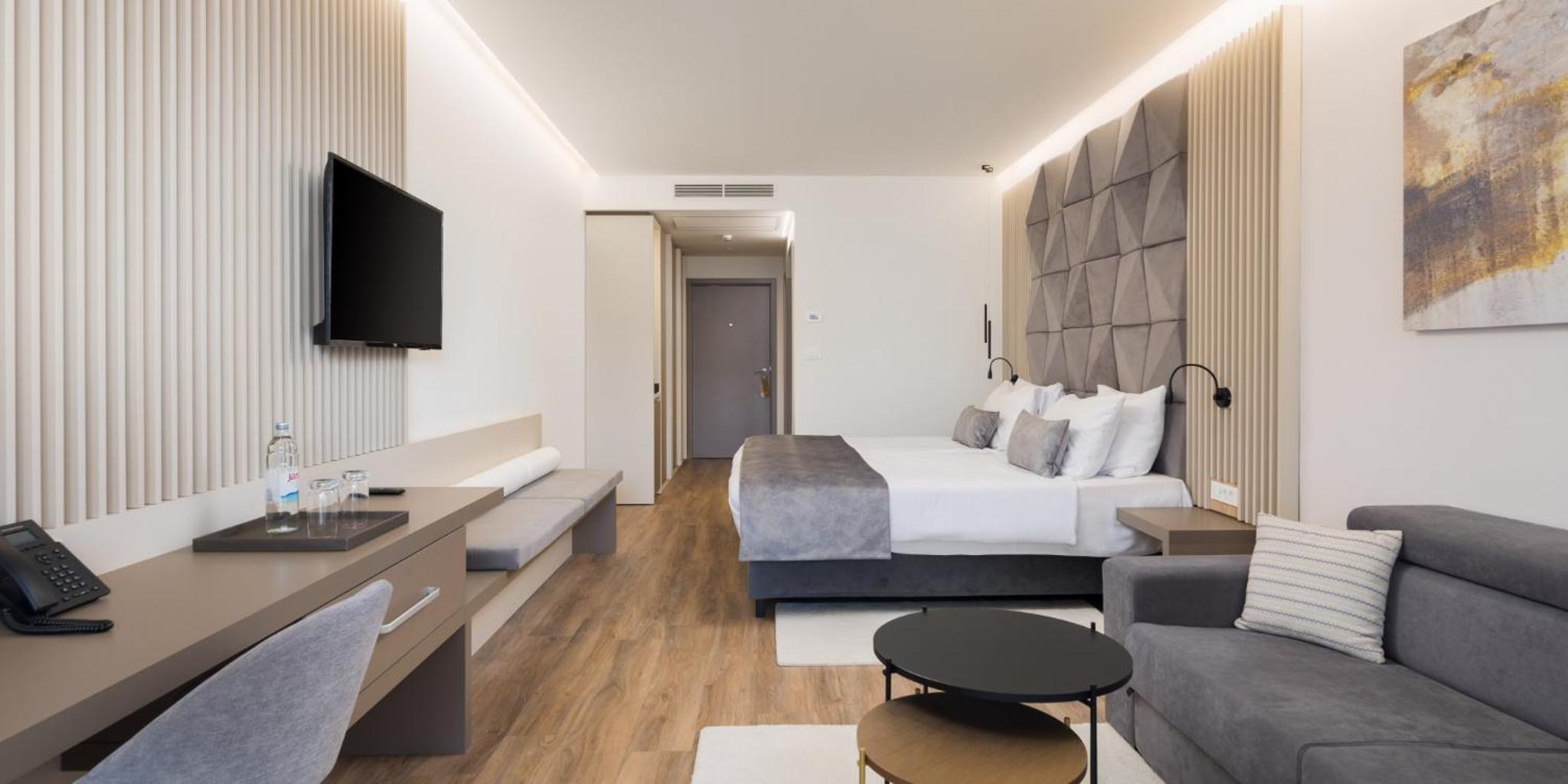  Deluxe Room with balcony and Partial Sea View - Photo 3