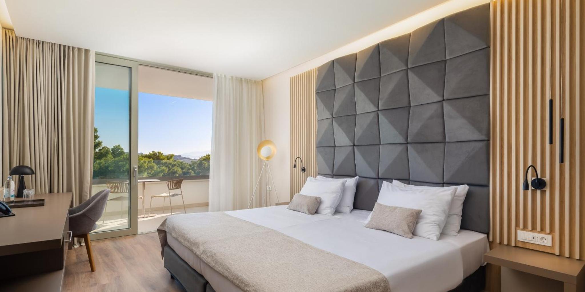 Classic Room with Balcony - Photo 6