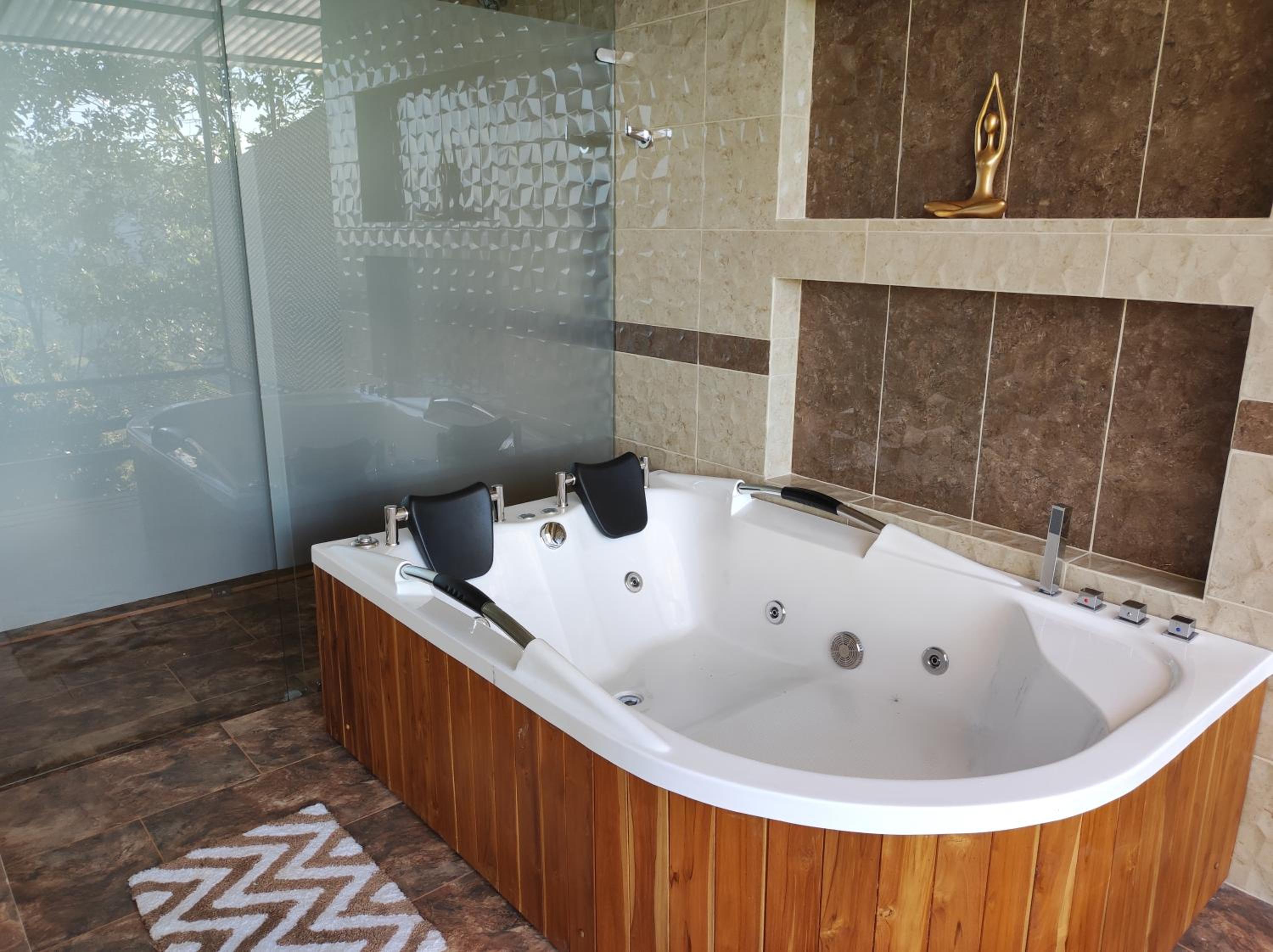 Deluxe Suite with Spa Bath