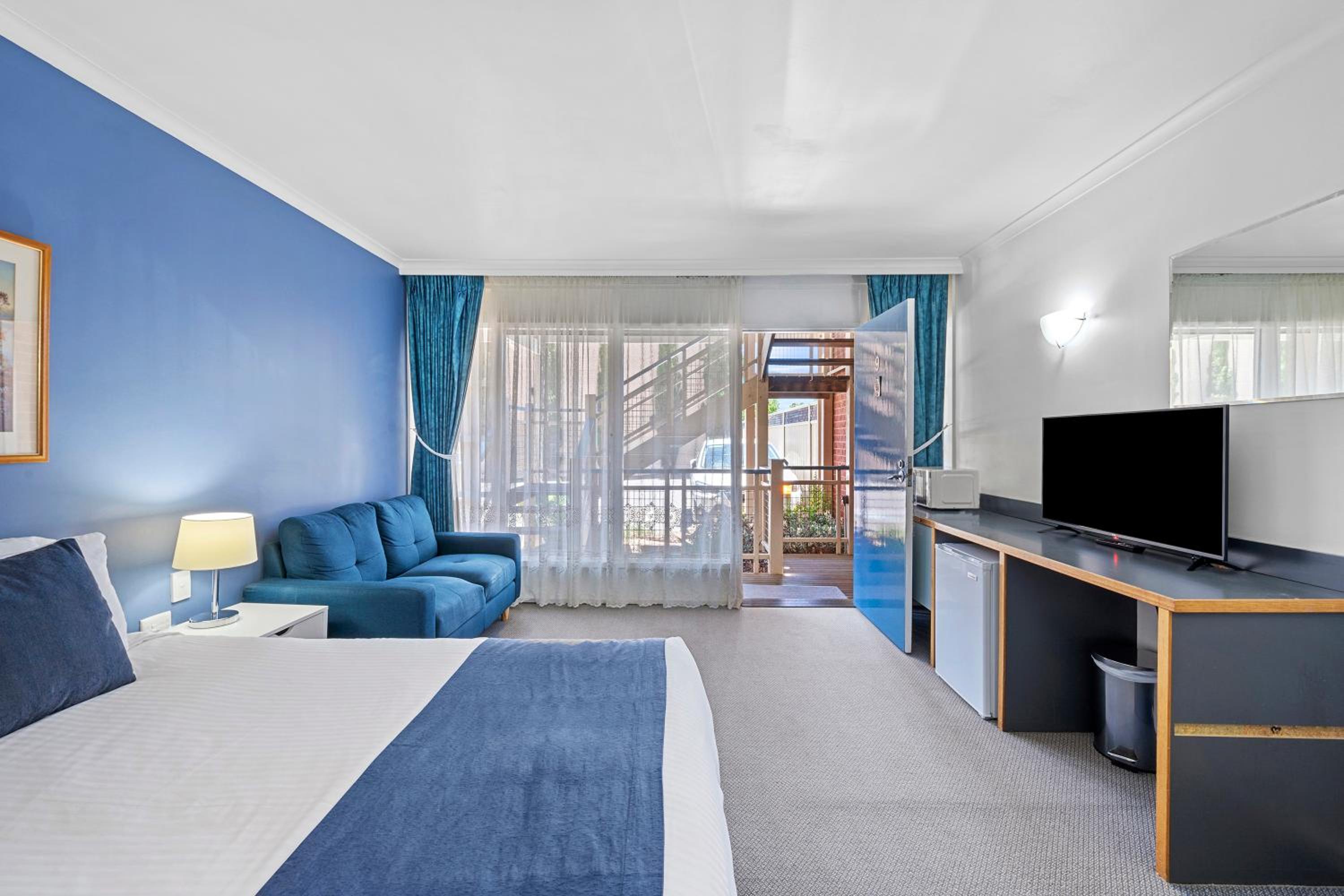 Deluxe Queen Room with Spa Bath photo 3