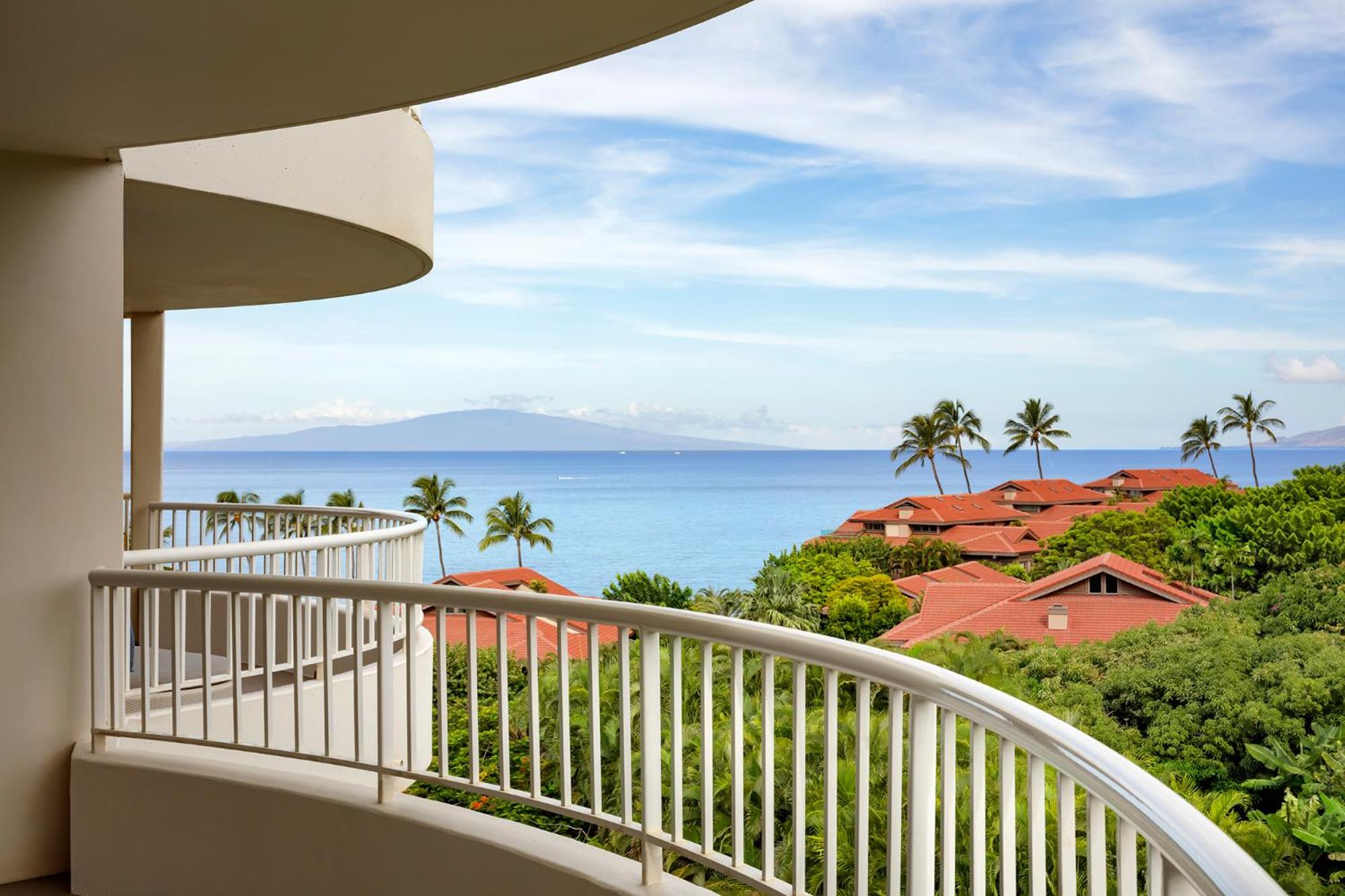 Partial Ocean View Suite with Tub - Mobility Accessible