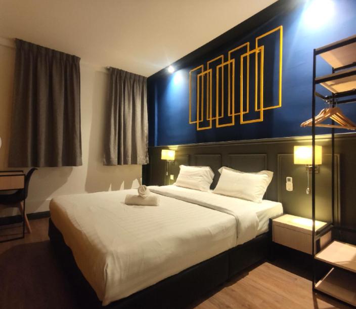 Deluxe King Room - Photo 2