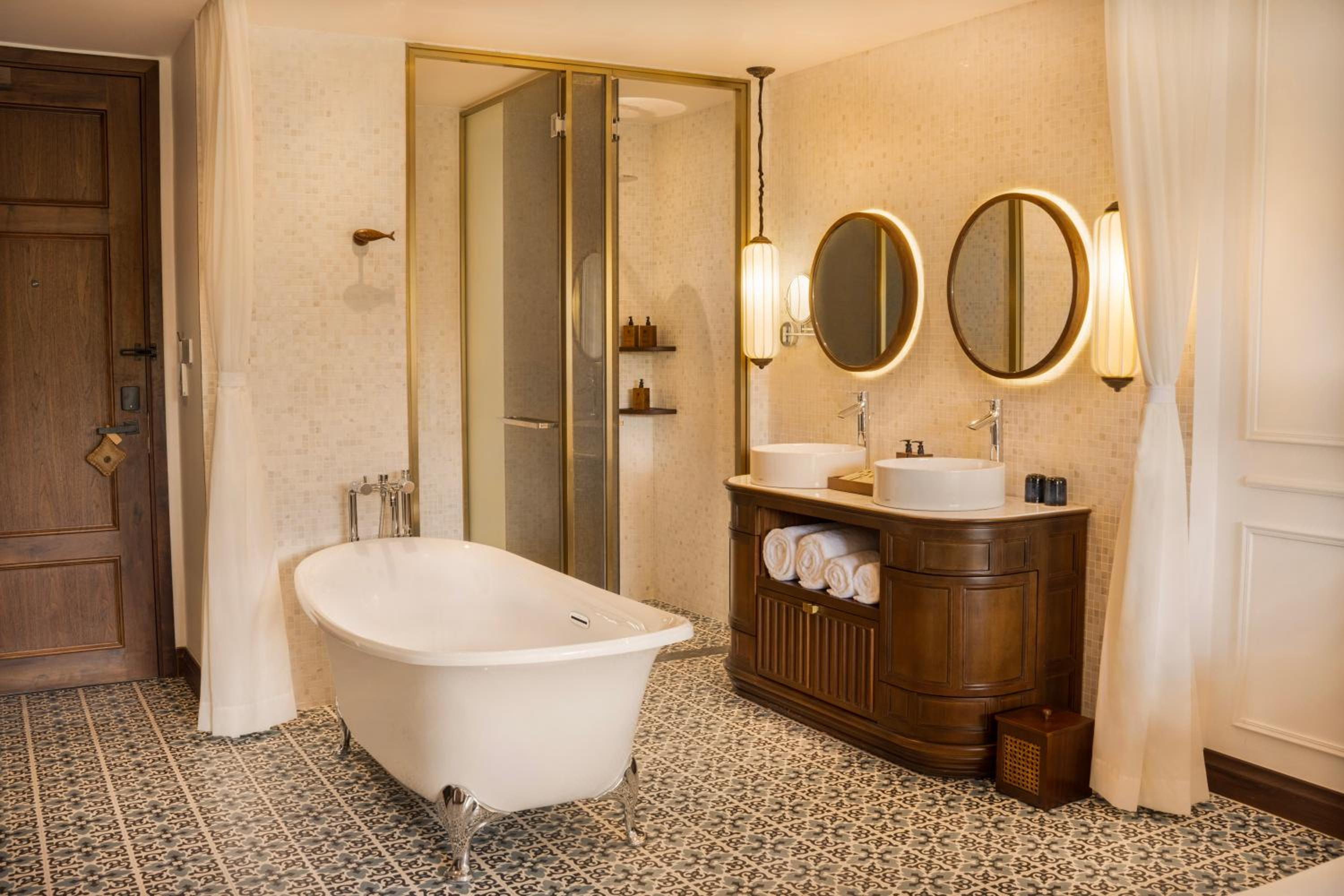 Deluxe King Room - Photo 3