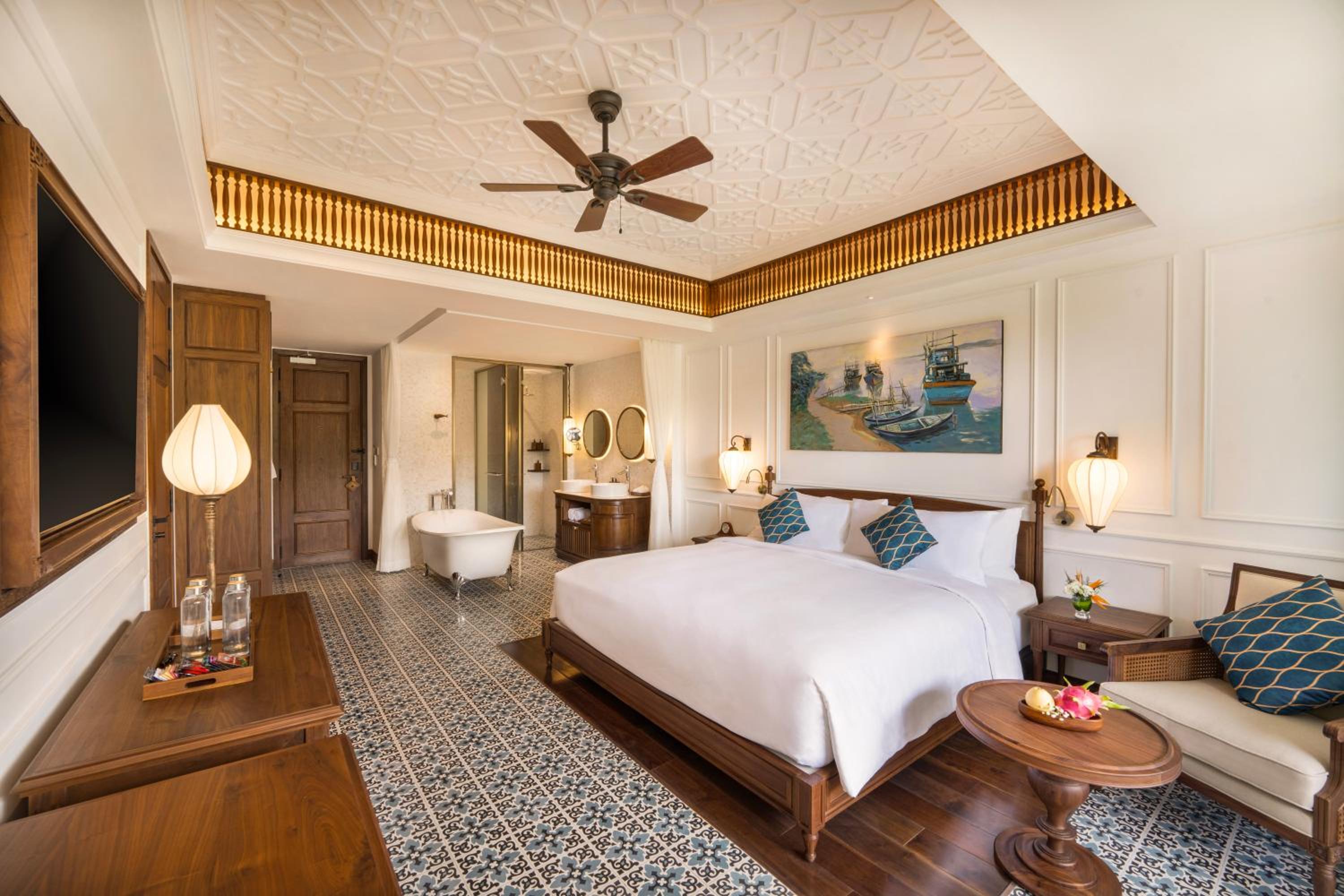 Deluxe King Room - Photo 2
