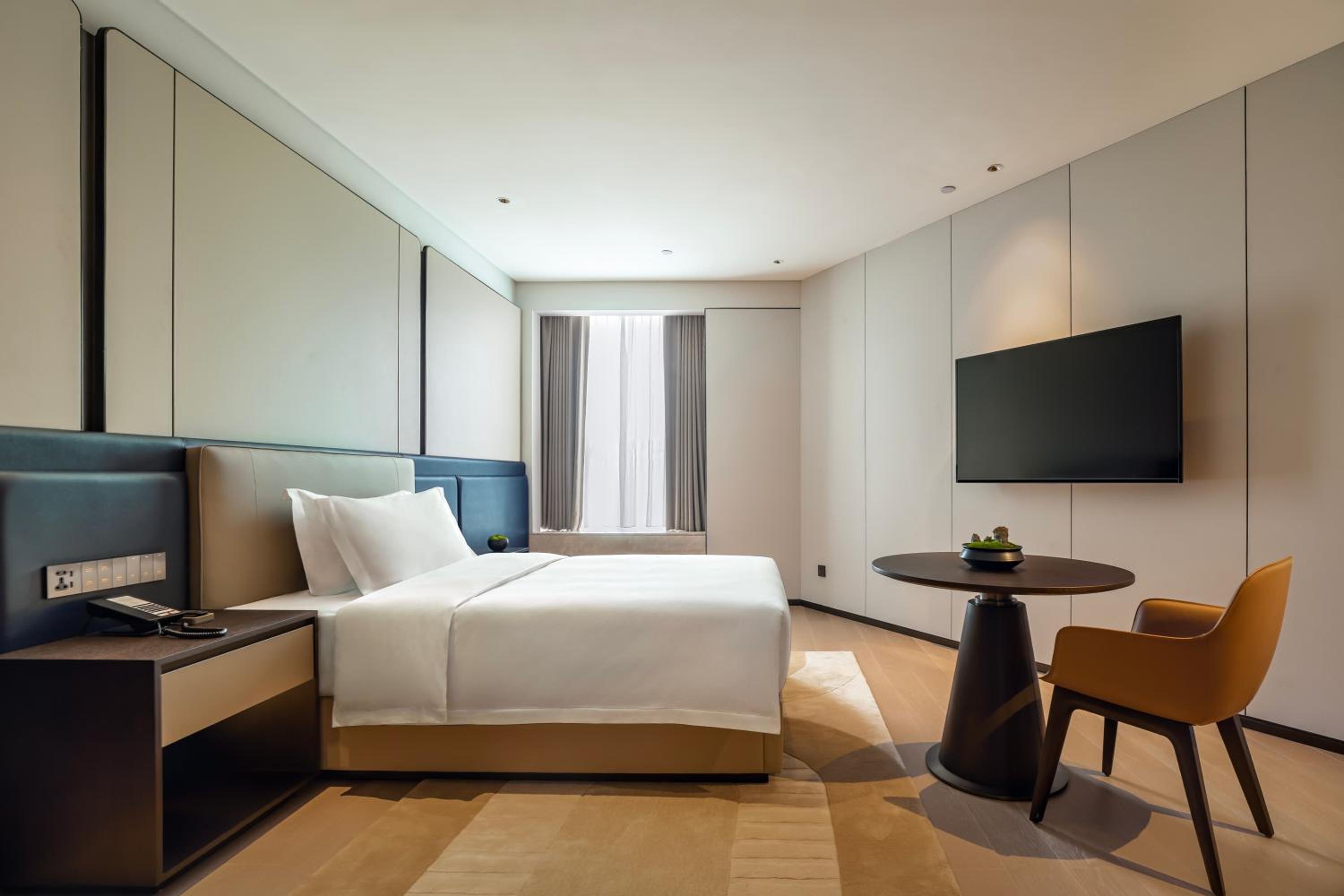 Family Suite With One King Bed And One Twin Bed, River View, Non-Smoking - Photo 2