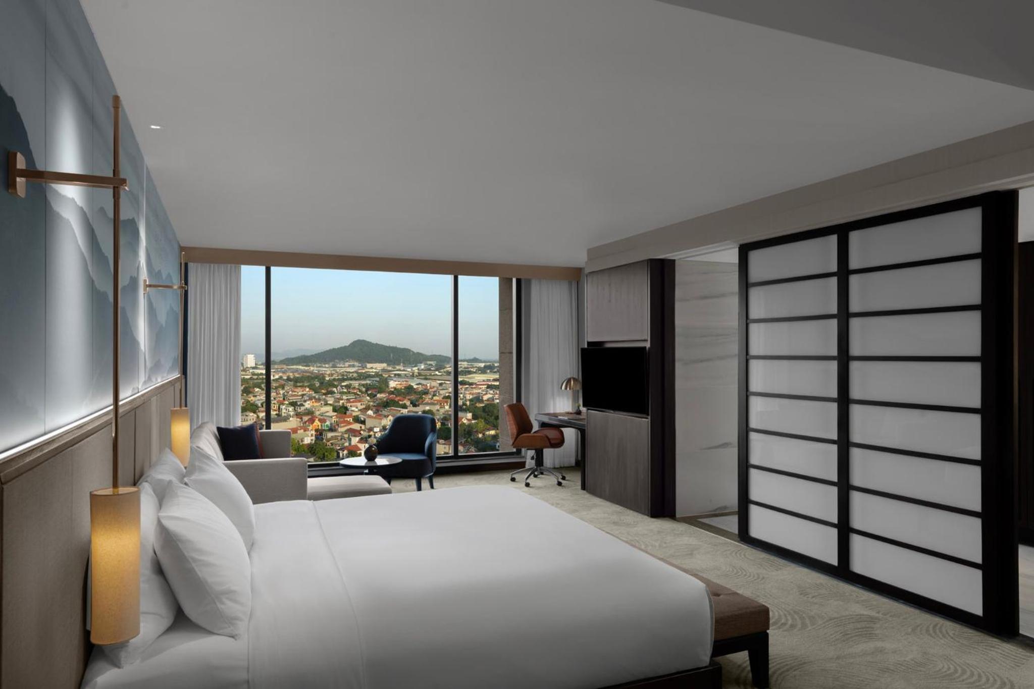 Premium King Room with Club Access - Photo 3