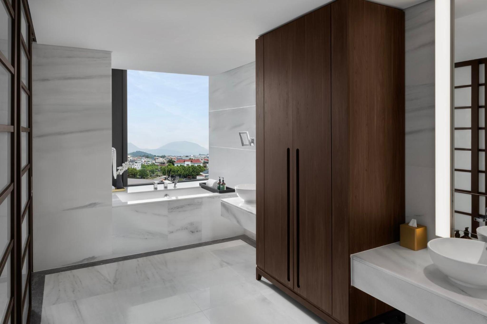 Premium King Room with Club Access - Photo 6