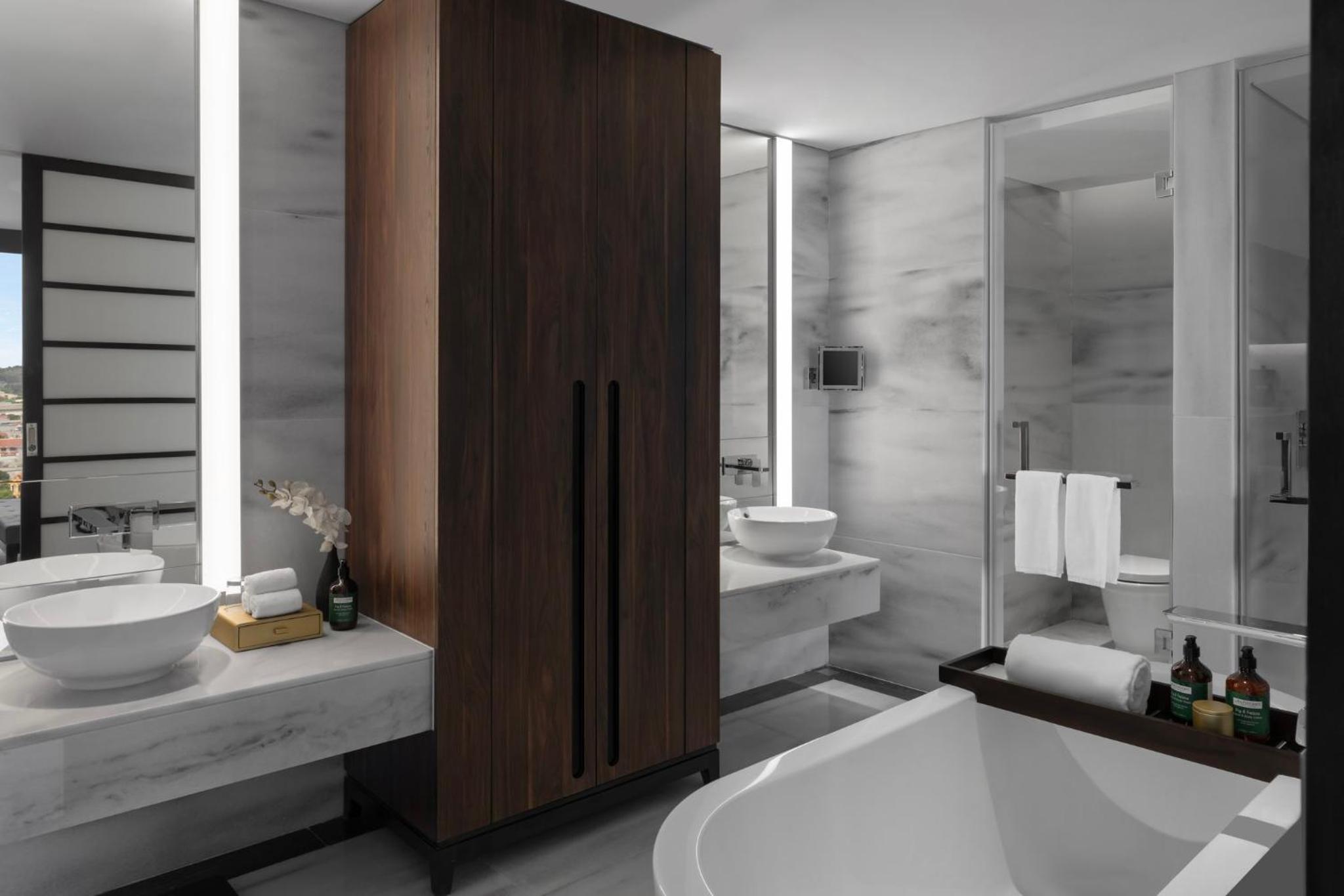 One-Bedroom King Suite - Photo 4