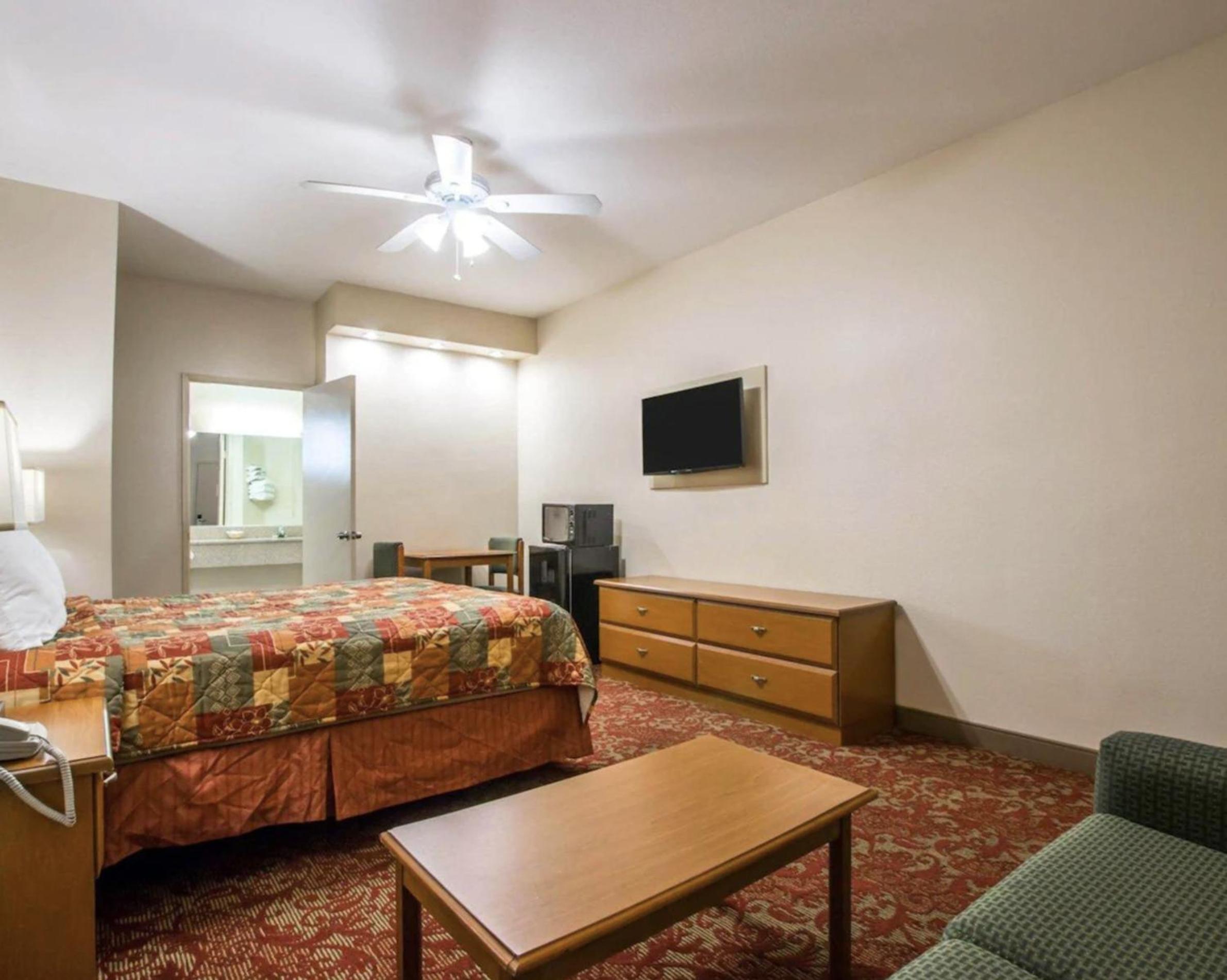 Standard Queen Room with Roll-In Shower - Accessible/Non-Smoking