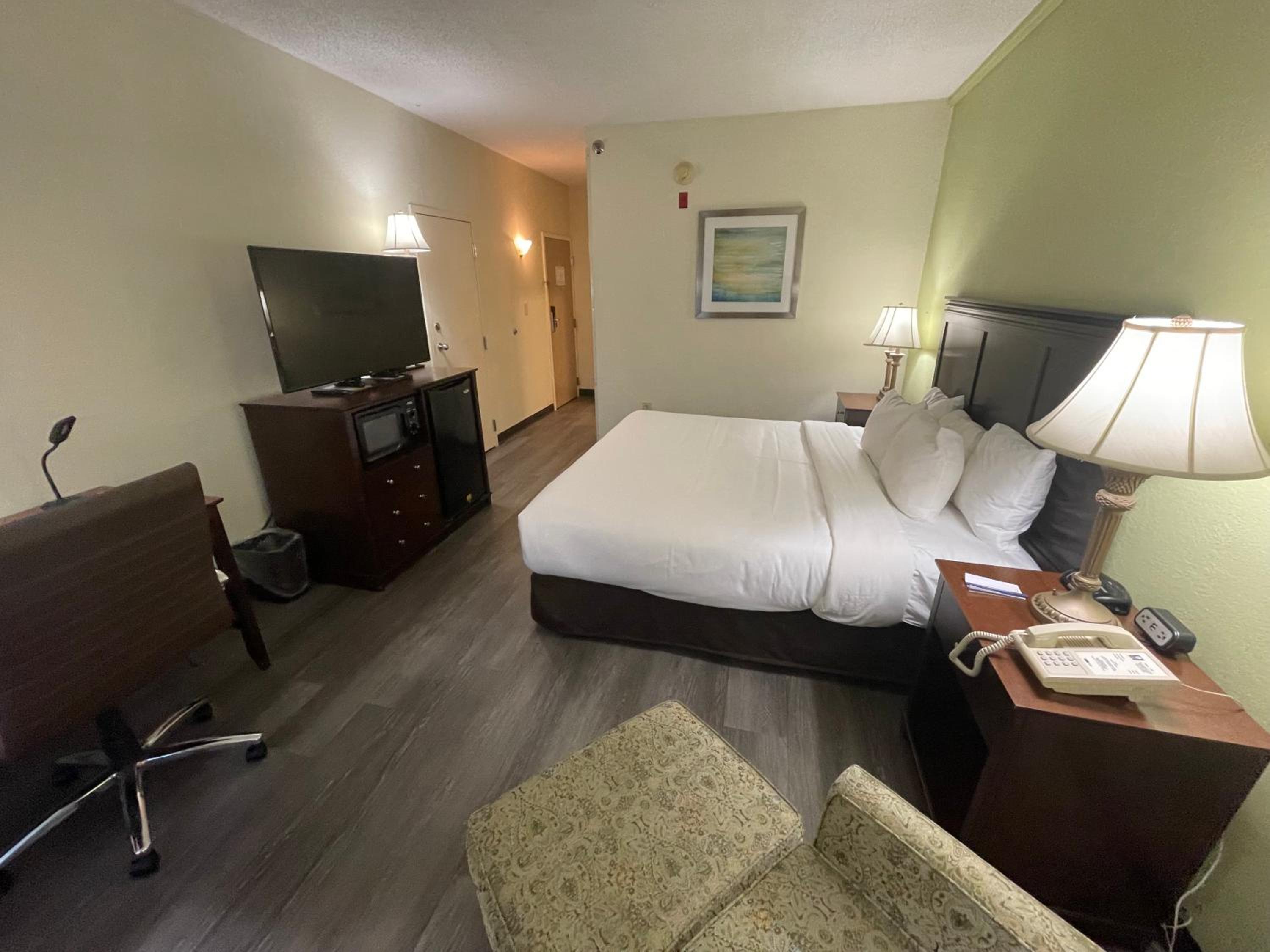 King Room - Non-Smoking - Photo 2