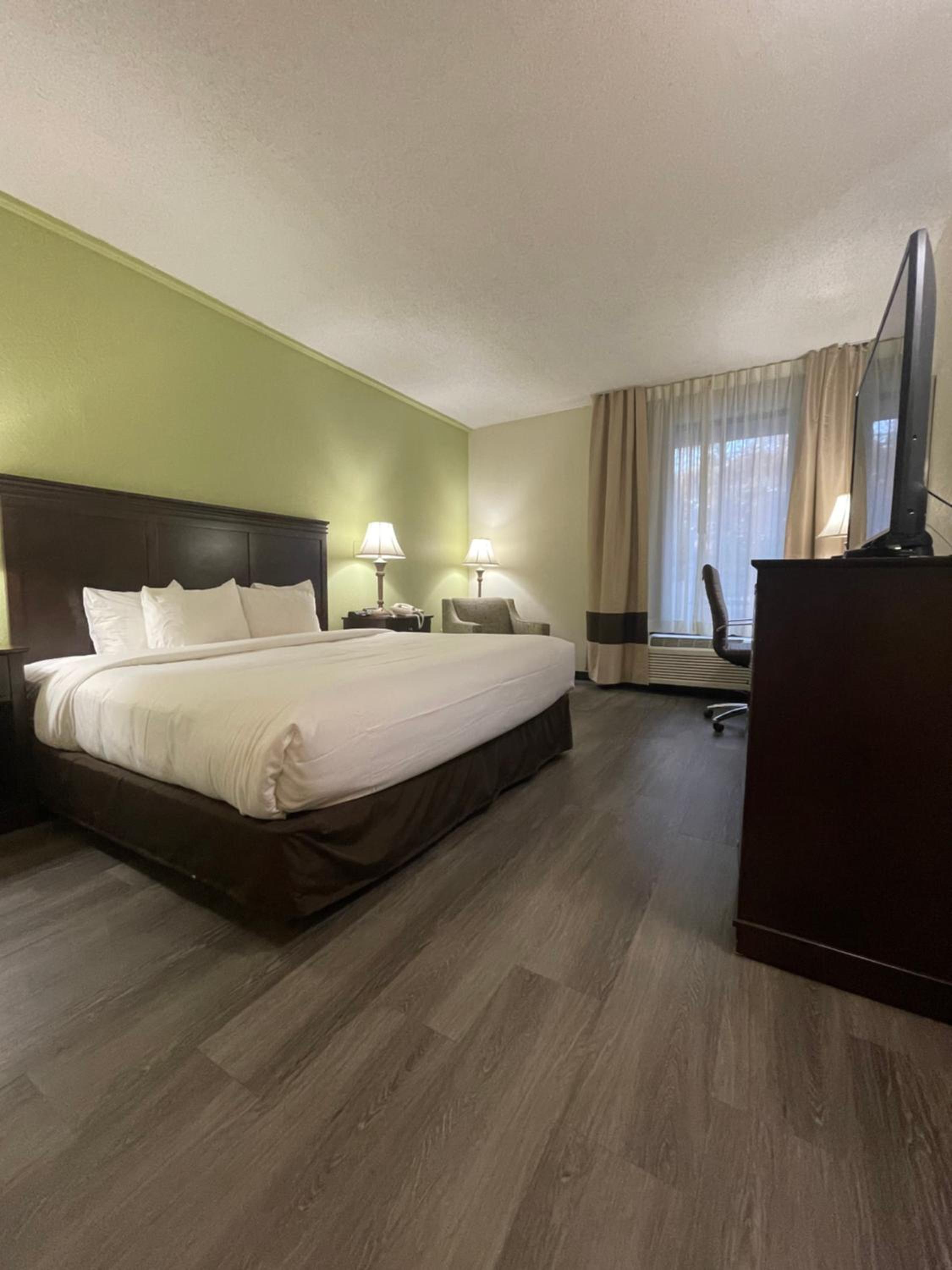 King Room - Non-Smoking - Photo 4