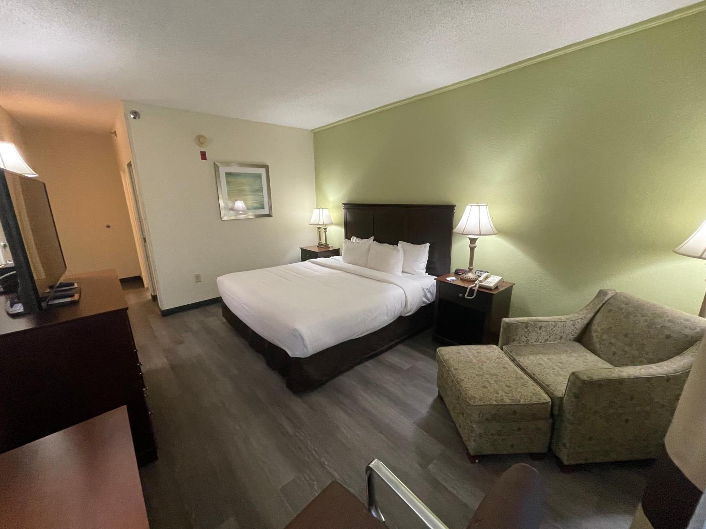 King Room - Non-Smoking - Photo 5