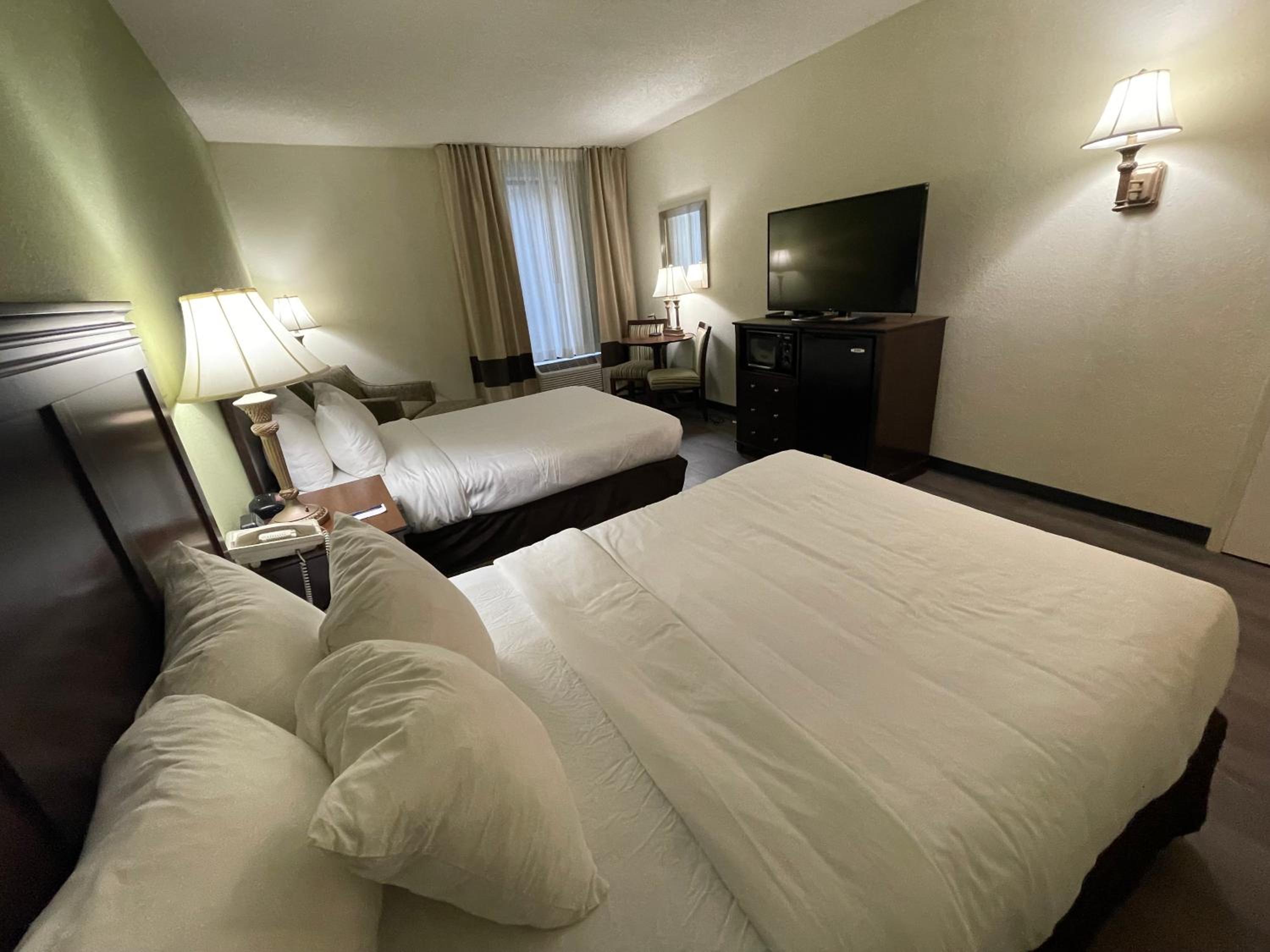 Queen Room with Two Queen Beds - Non Smoking - Photo 1