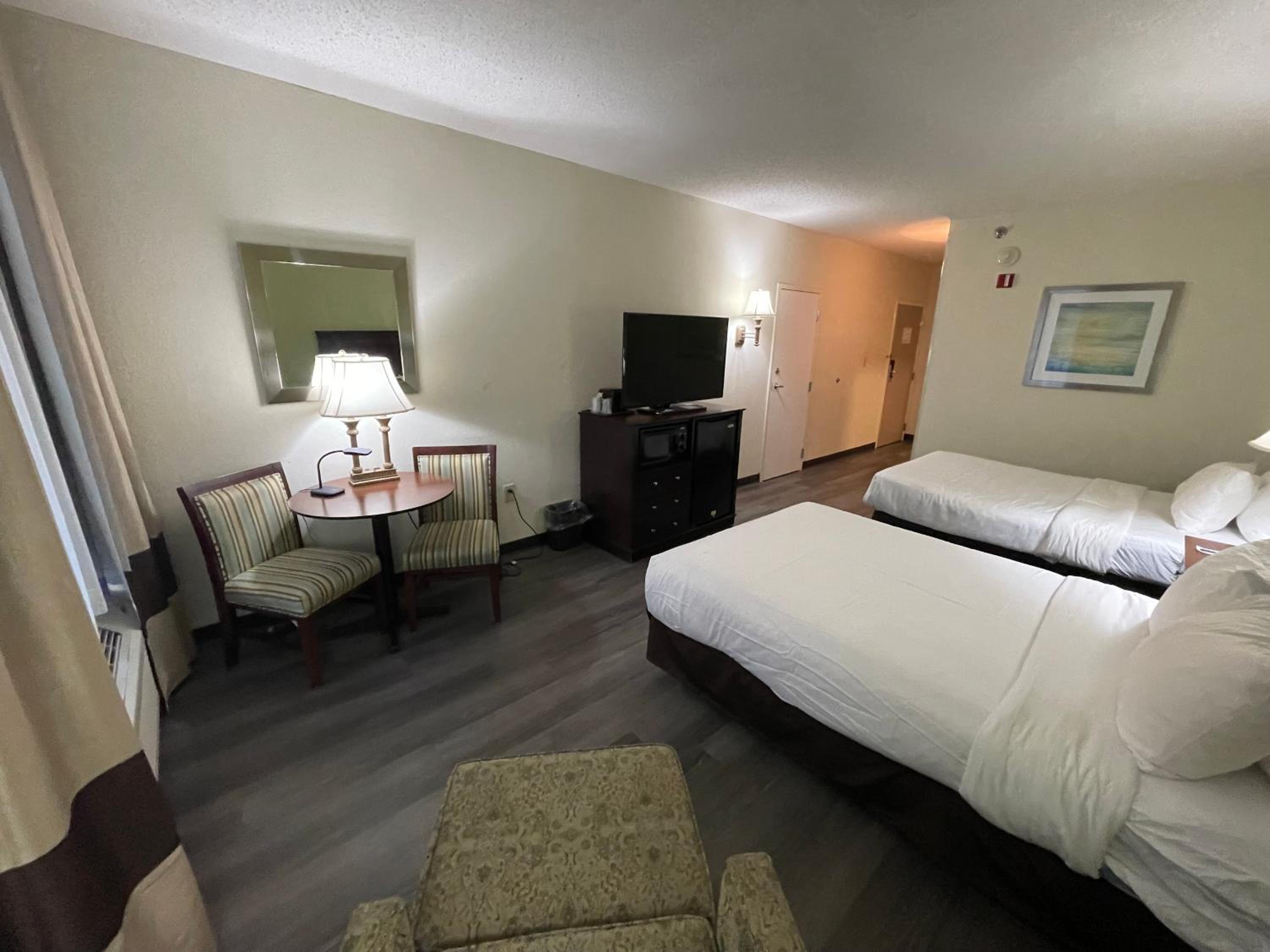 Queen Room with Two Queen Beds - Non Smoking - Photo 6