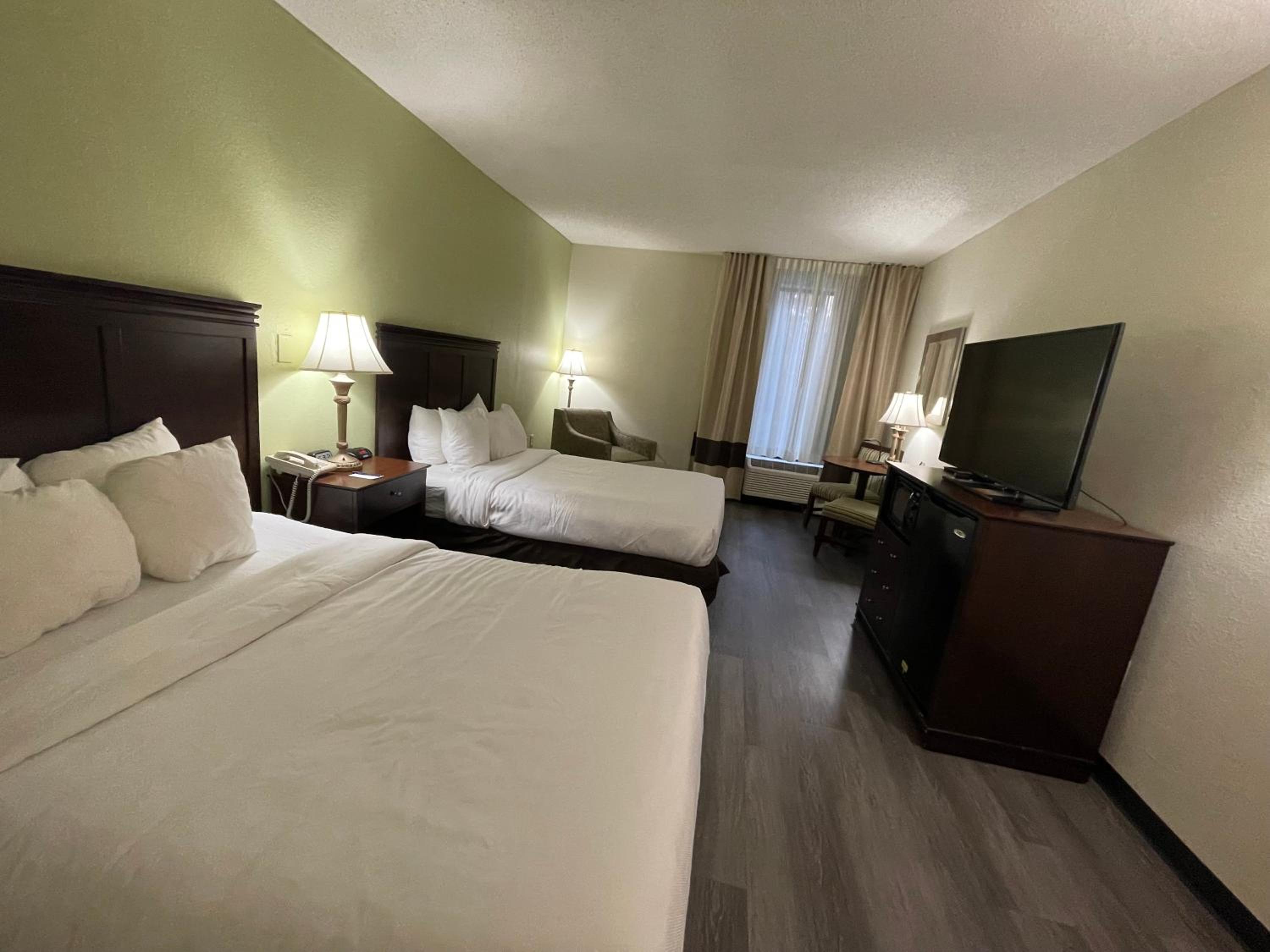 Queen Room with Two Queen Beds - Non Smoking - Photo 7