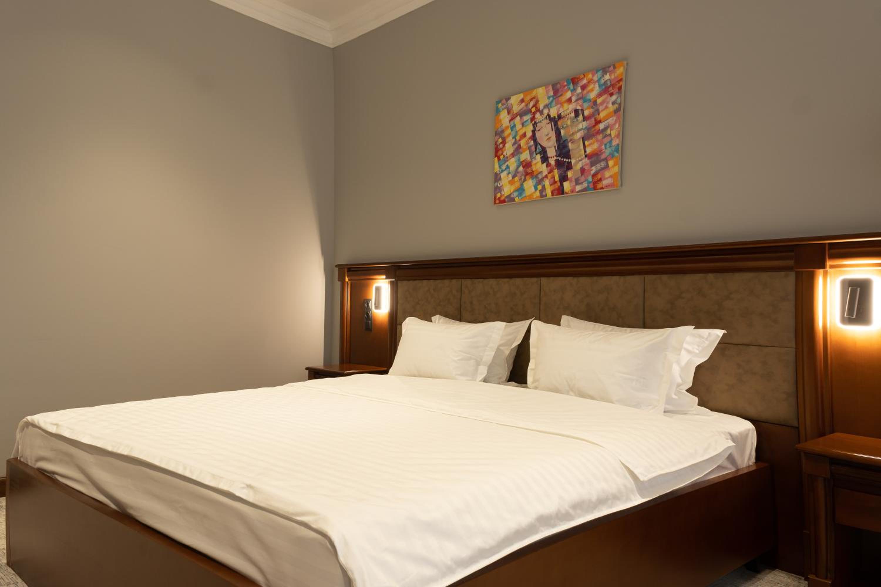 Executive Suite - Photo 19