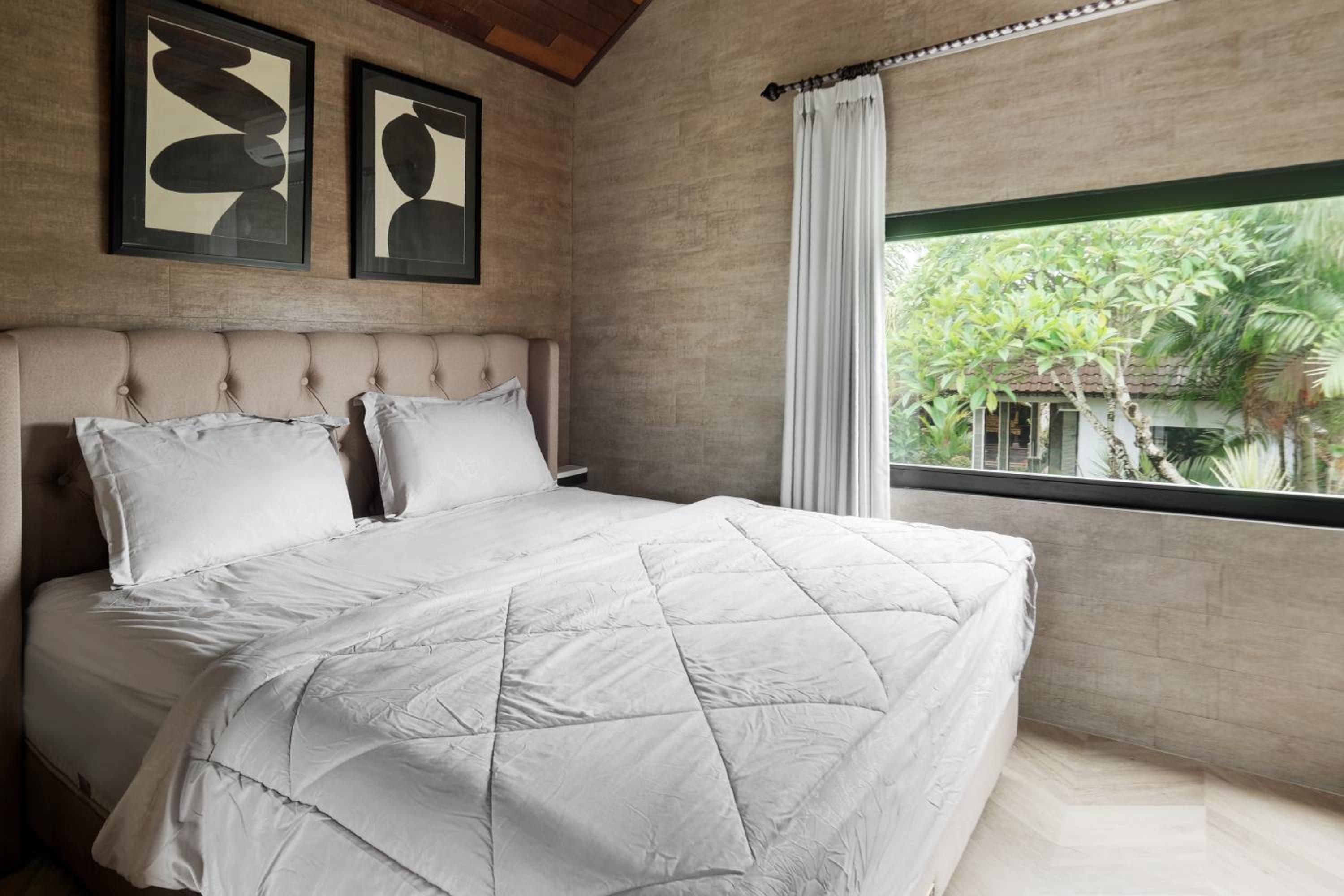 Deluxe Double Room (2 Adults + 1 Child)