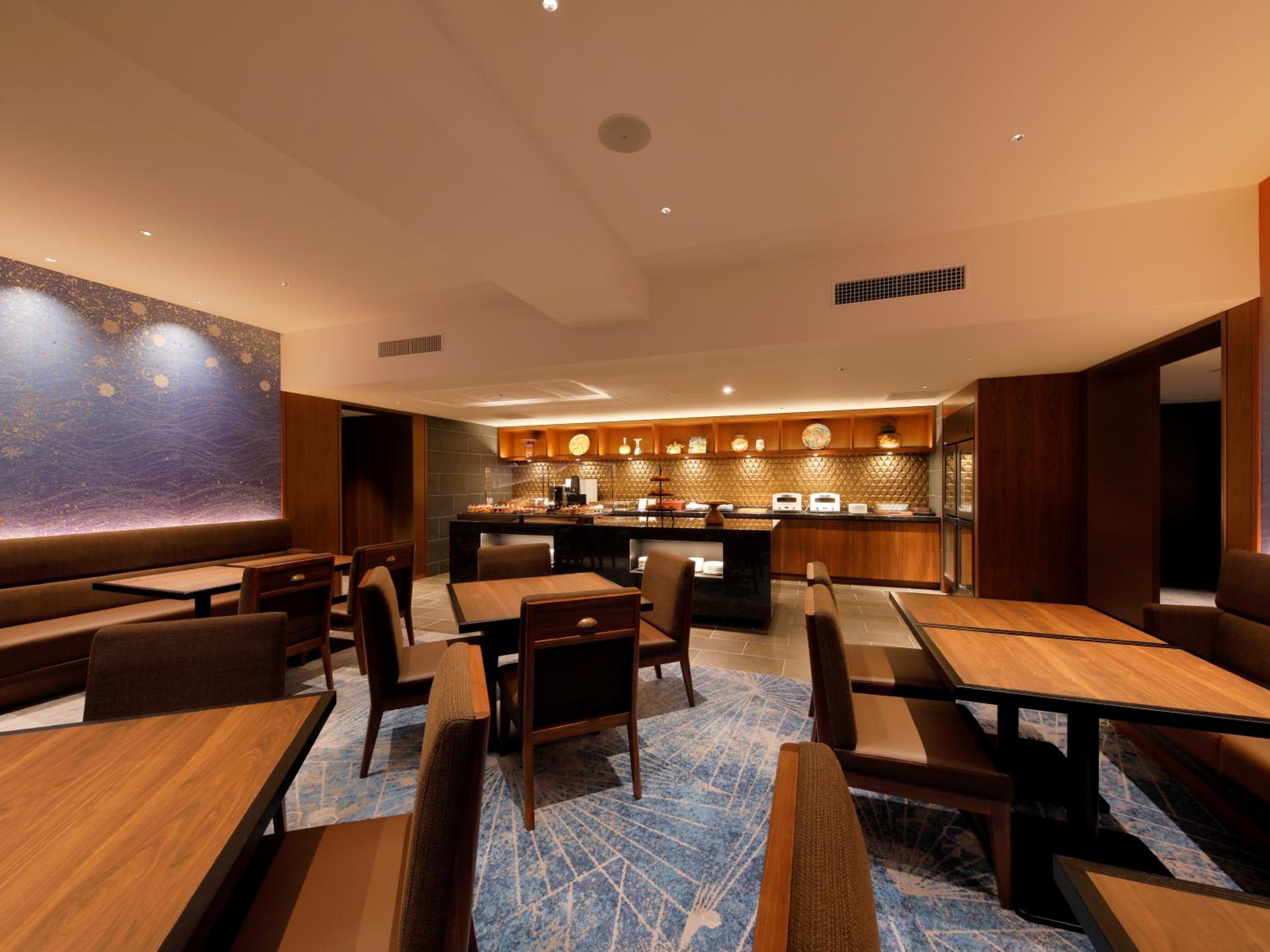 Club Twin Room with Lounge Access with Balcony - Photo 5
