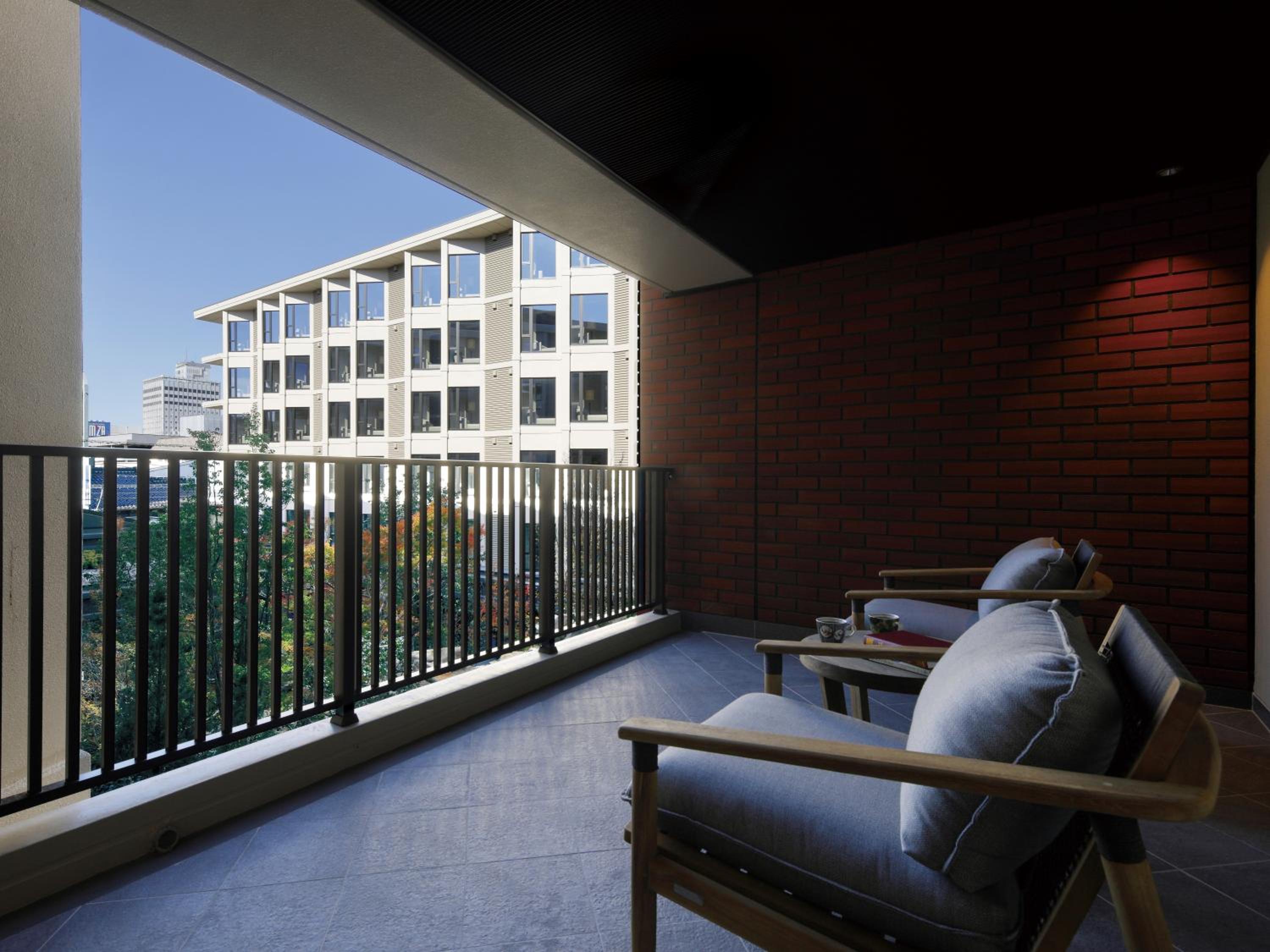 Club Twin Room with Lounge Access with Balcony - Photo 9