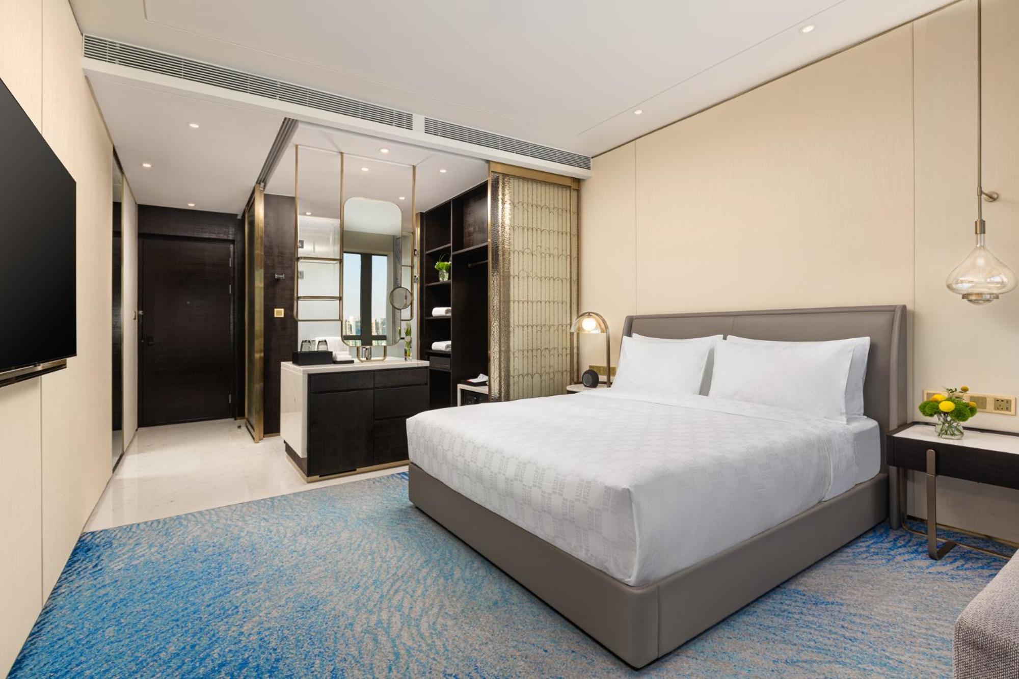 Standard King Room thumbnail 5