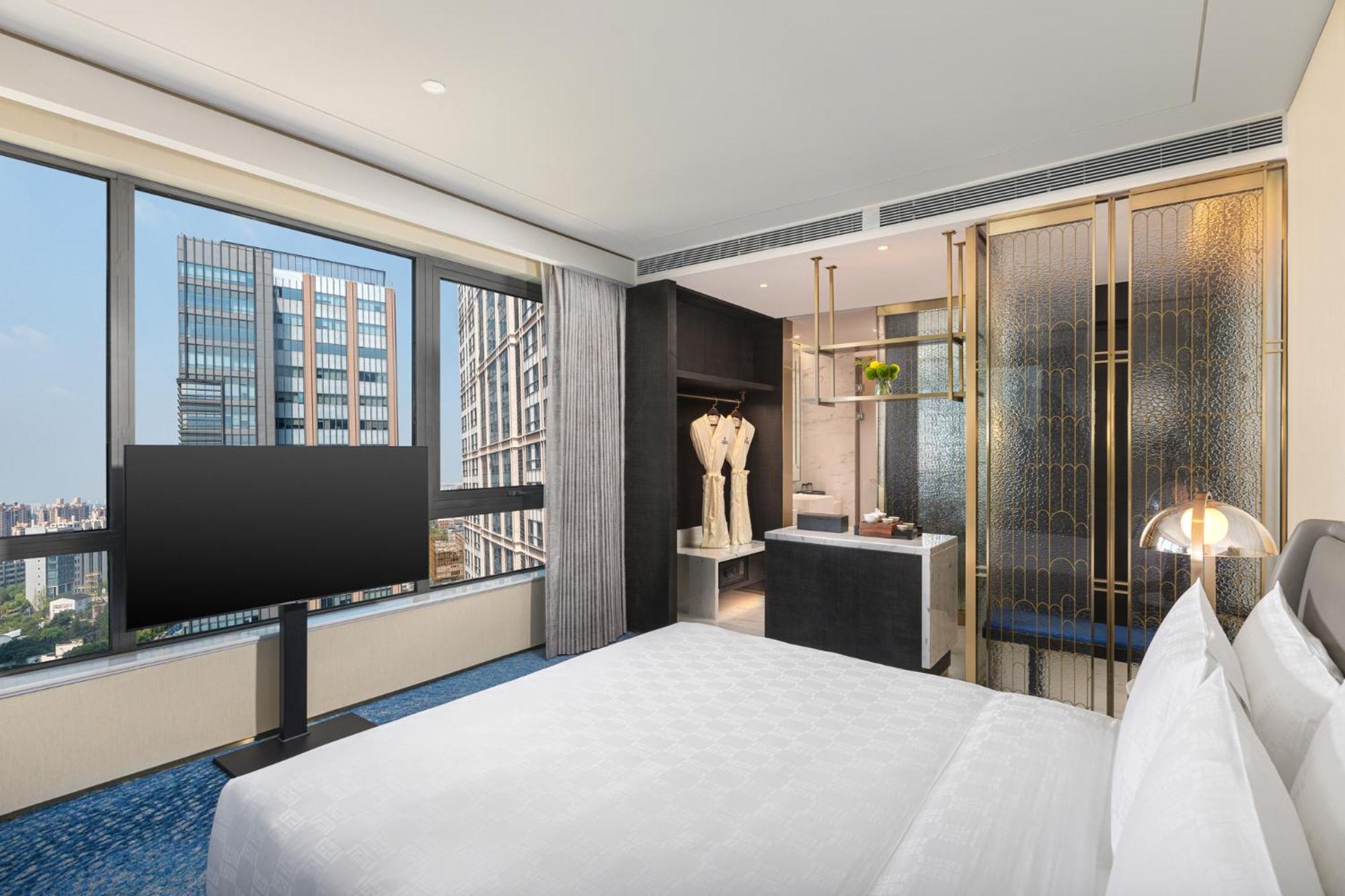 Standard King Room with City View