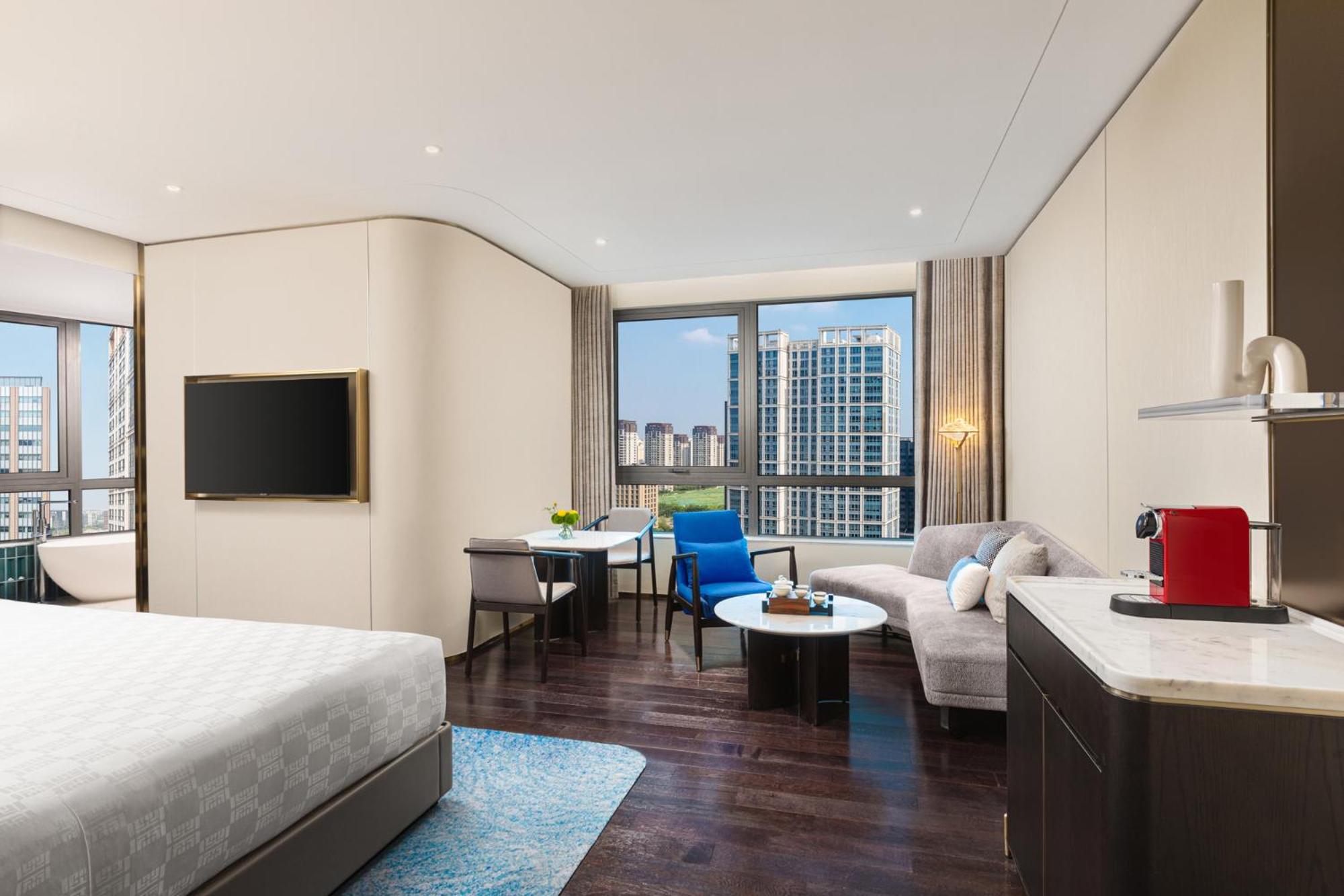 Premium King Room - Lounge Access thumbnail 5